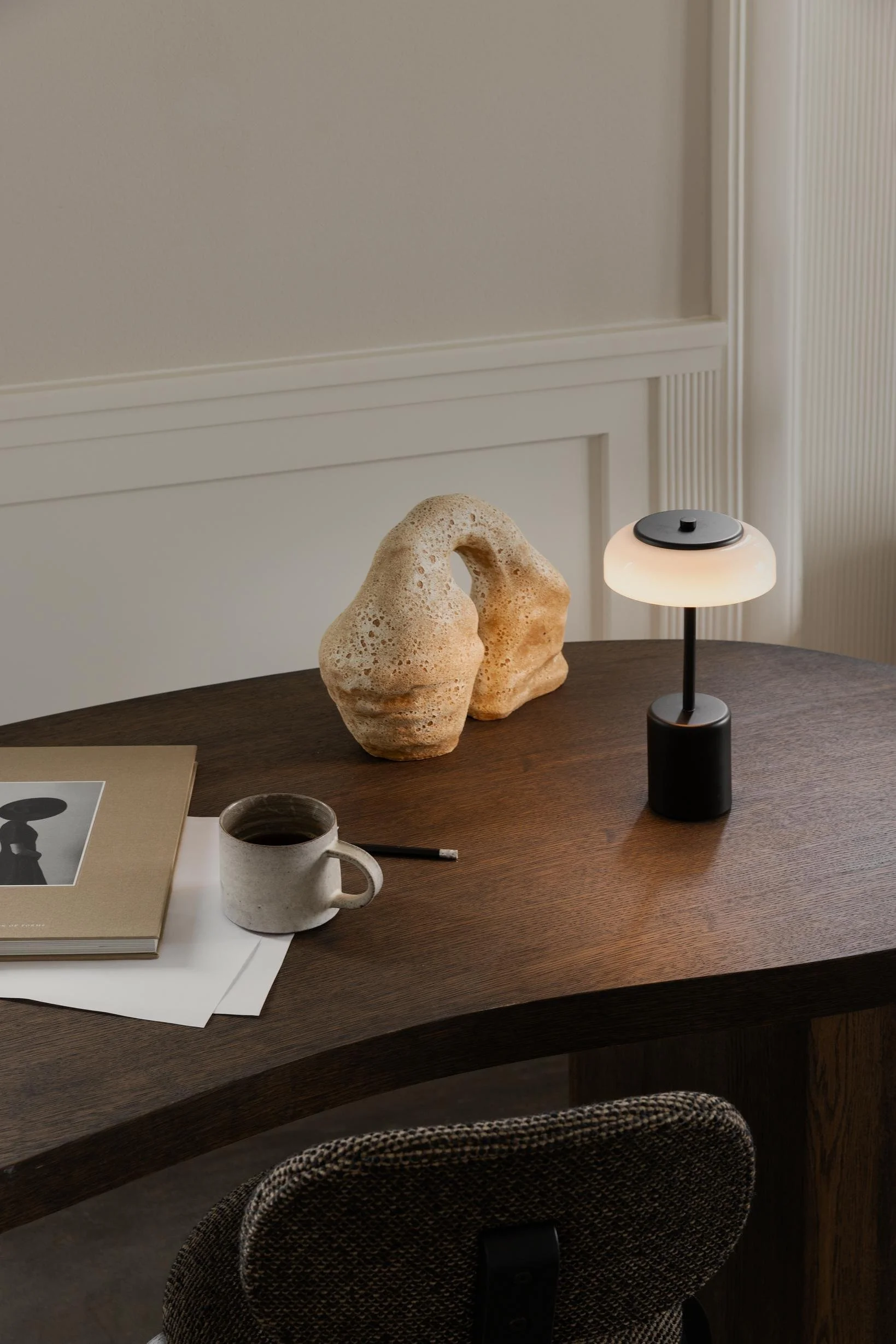 Nuura_Blossi Table Mini, portable_Black_Opal_lifestyle_3.jpg
