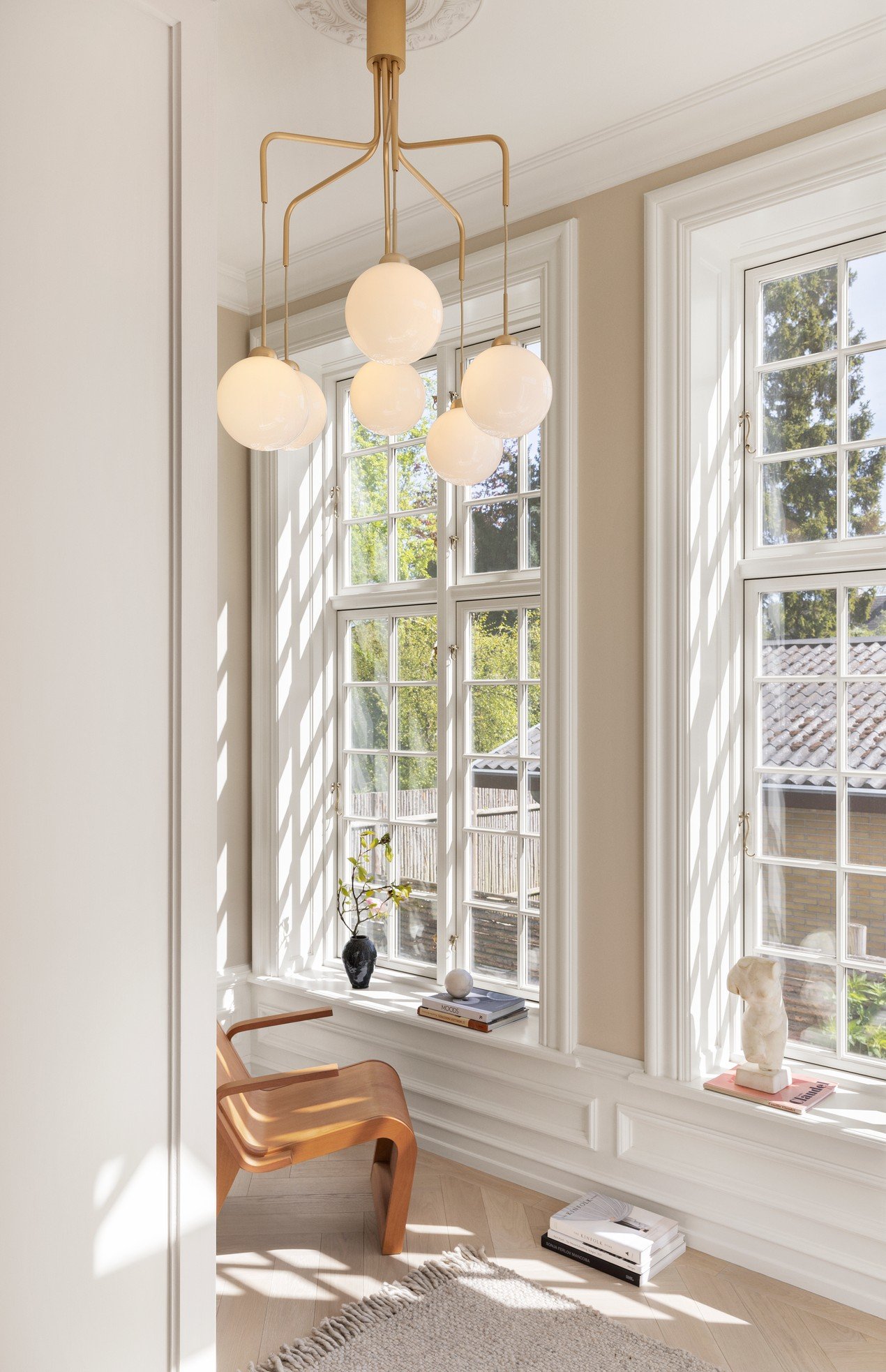 Nuura_Apiales Cluster 6_Brushed brass_Opal_lifestyle.jpg