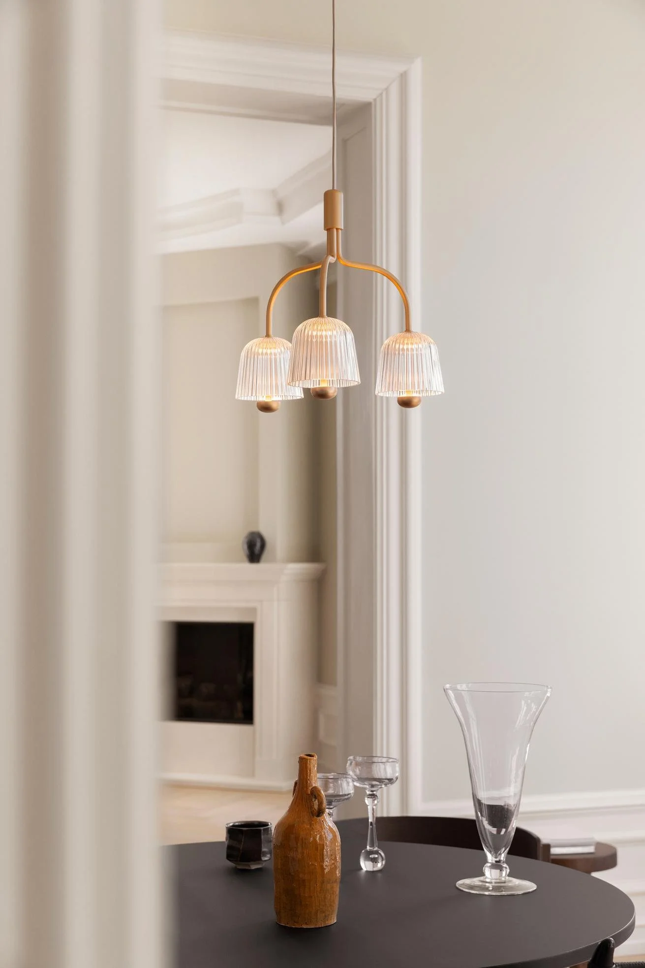 2171001_2_Nuura_Asteea3_satin brass_ripple clear_Lifestyle_4.jpg