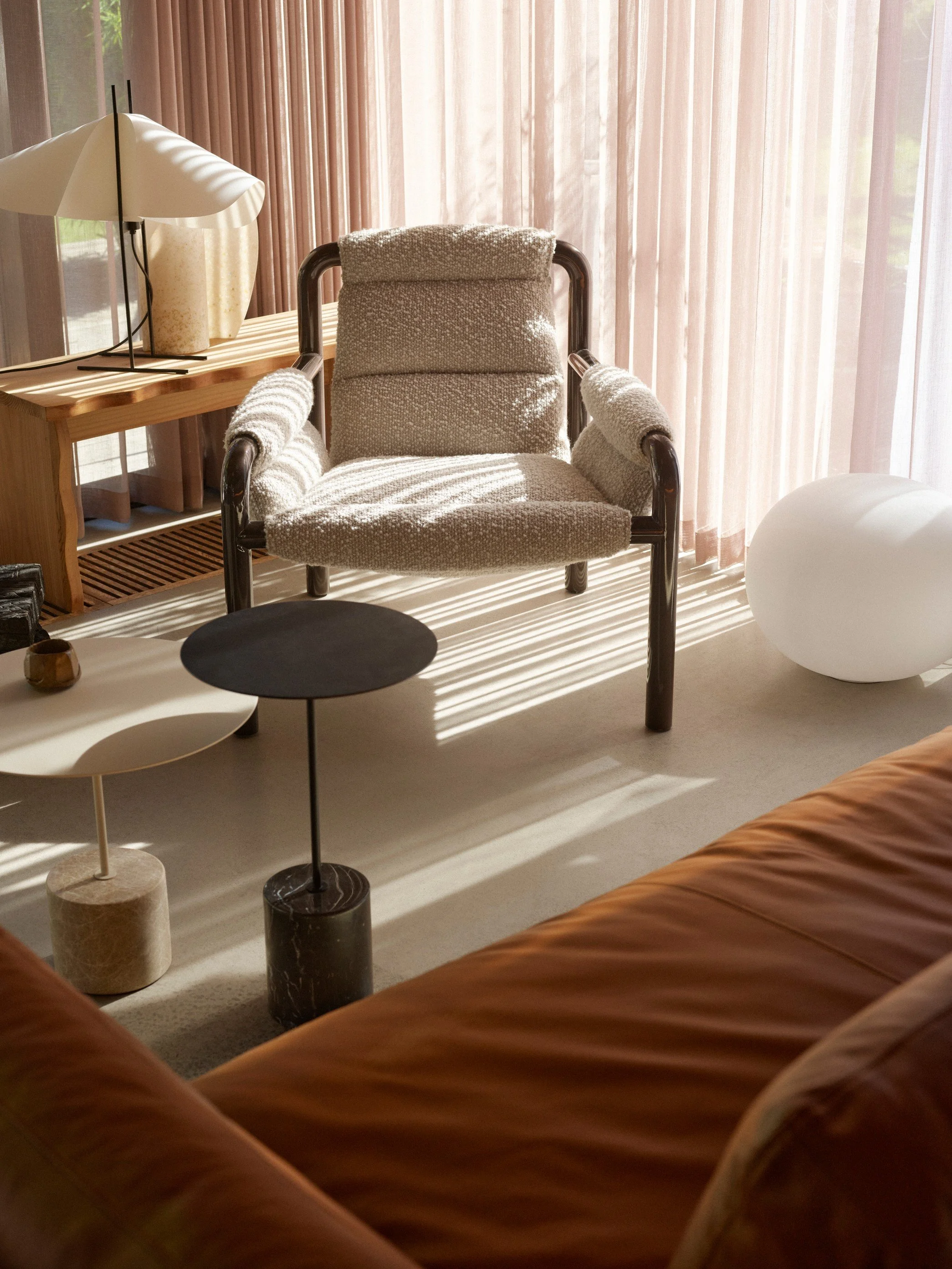 Wendelbo_Lifestyle_Levanto Sofa 3-seater_Parma col. Cognac, Atli Lounge Chair_Silenzio col. 02, Calibre Side Tables_V2_300 dpi.jpg