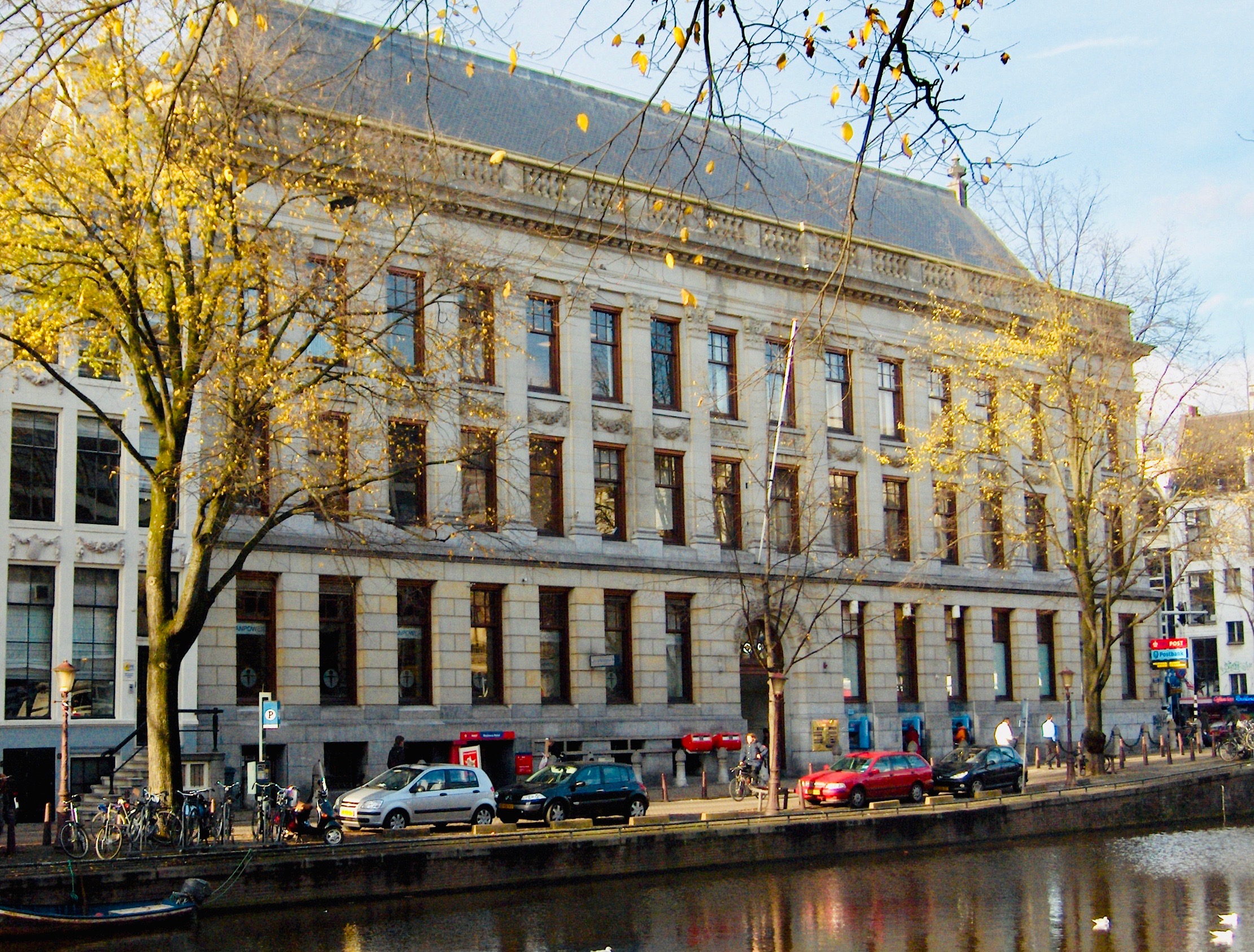  Het complex bestaat uit circa 9.000 m² kantoor en 44 parkeerplaatsen in een eigen garage. 