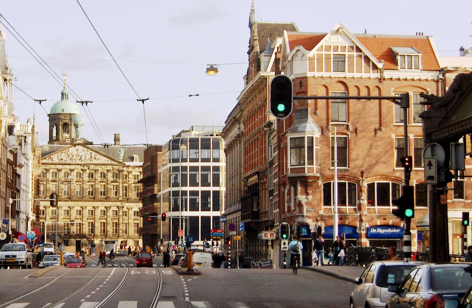  Het complex is gelegen aan de Herengracht, Singel en Raadhuisstraat. 