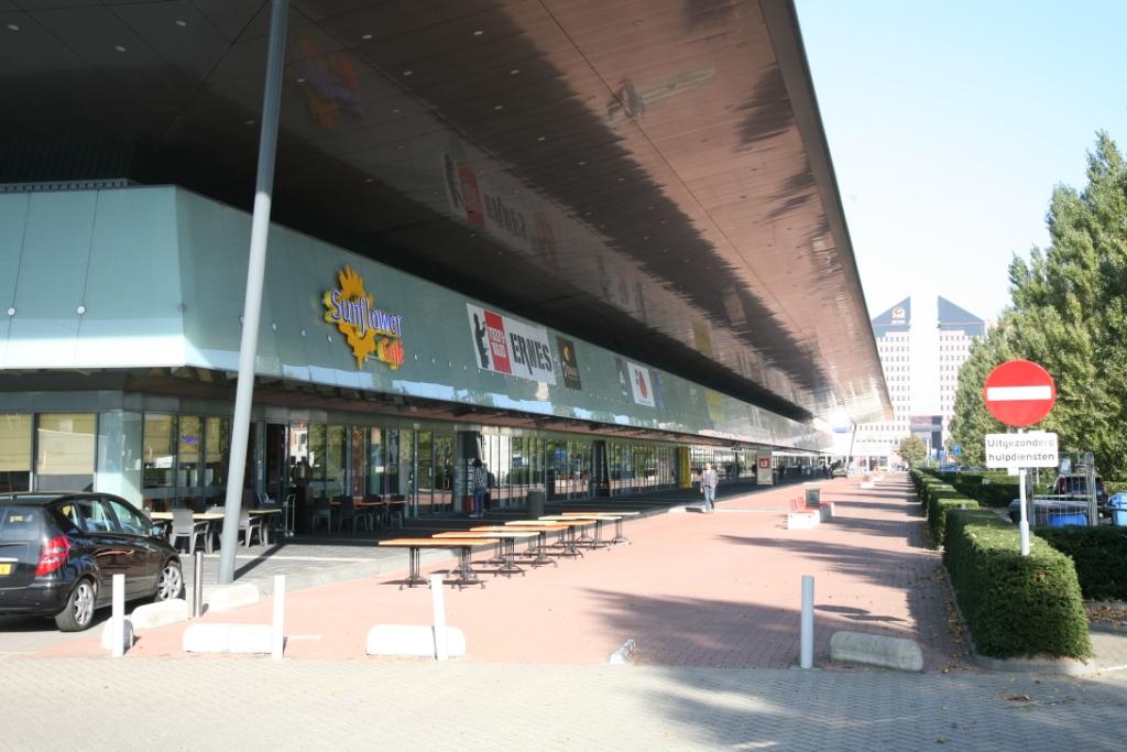 The new plan was developed in cooperation with OeverZaaijer Architects, and had as an additional challenge the fact that the current possibilities for loading and unloading for the existing shops should remain intact and also that the number of parking spaces was to be increased.