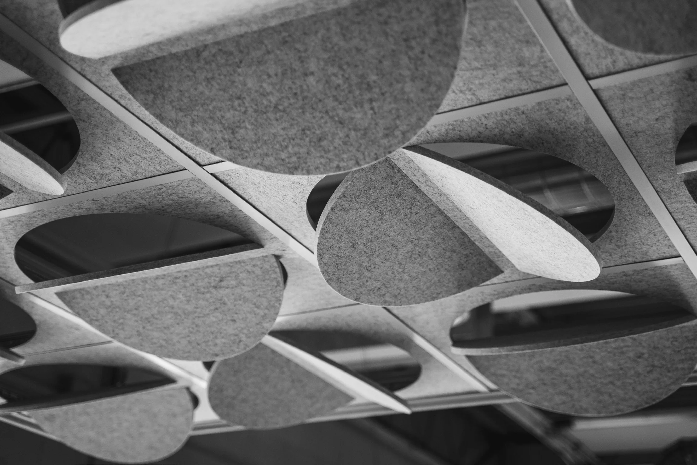 A close-up on the Leon x Askia Acoustic Island with grey tiles