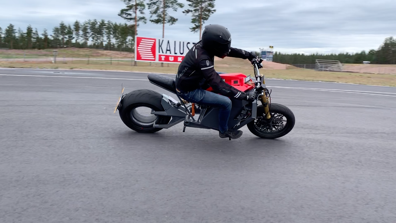 Putting the E2 through it’s paces at Alastaro Racing Circuit