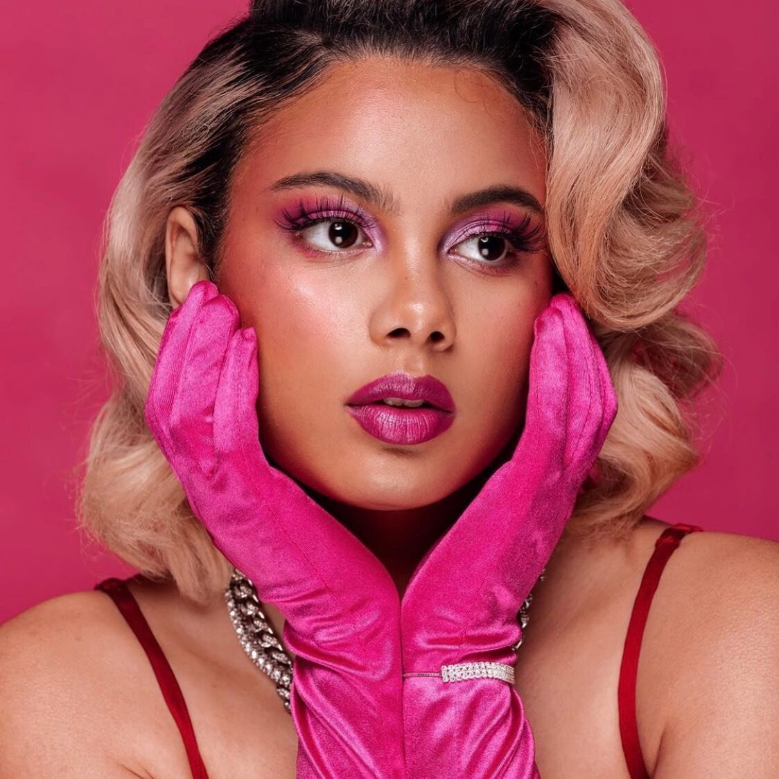 Happy Valentine&rsquo;s Day Beauties ❤️ 
Let&rsquo;s use today as a day to spread more love both to ourselves and others. 

📷 by the beautiful @annasrea 😘