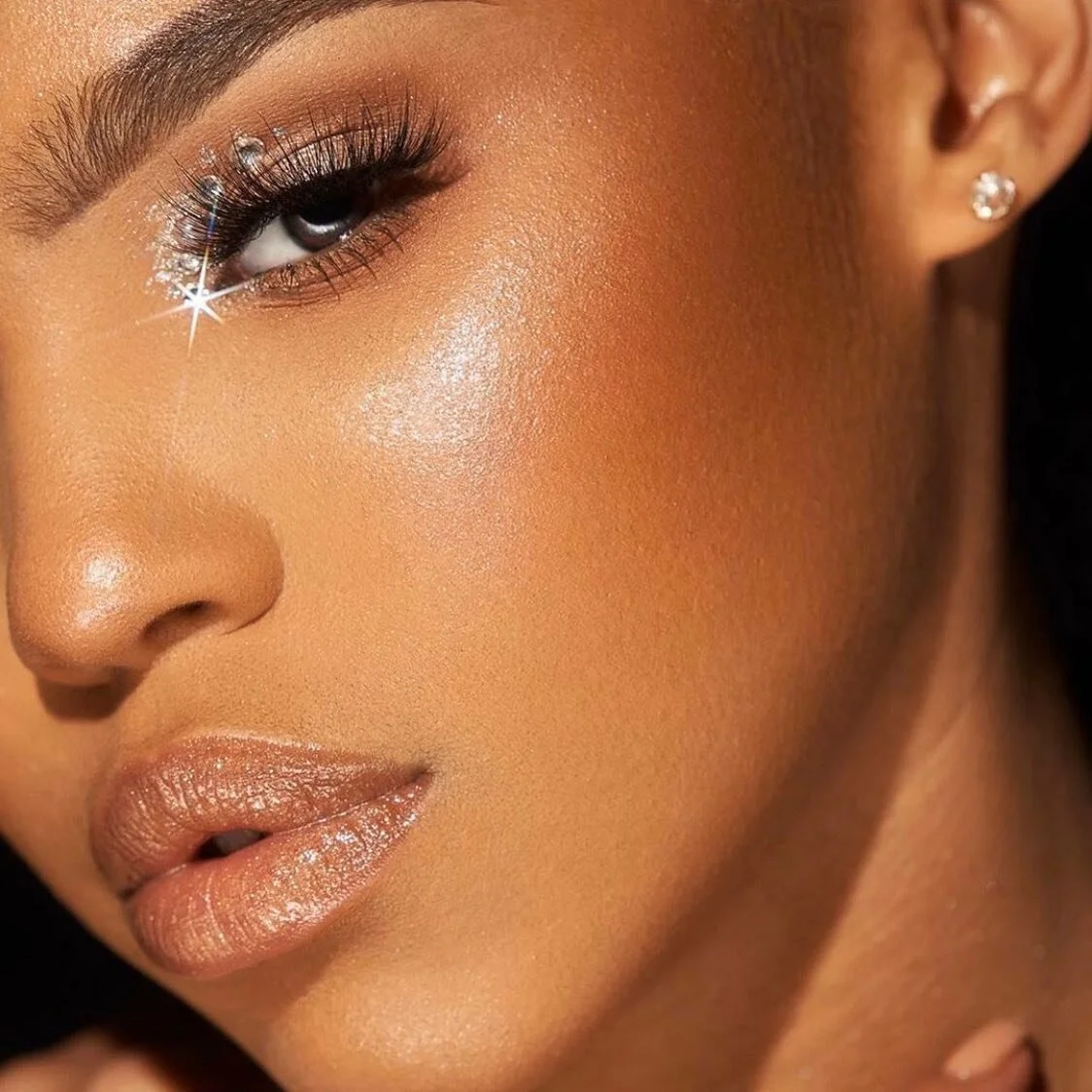 Happy #TextureTuesday 
Let&rsquo;s get into this LEWK 🤩
It&rsquo;s the face, lashes, brows, gloss, crystals, highlighter, uhhh EVERYTHING for me. 😩

👇Which part of your makeup routine makes you feel like a true bad bxtch? What&rsquo;s the icing on