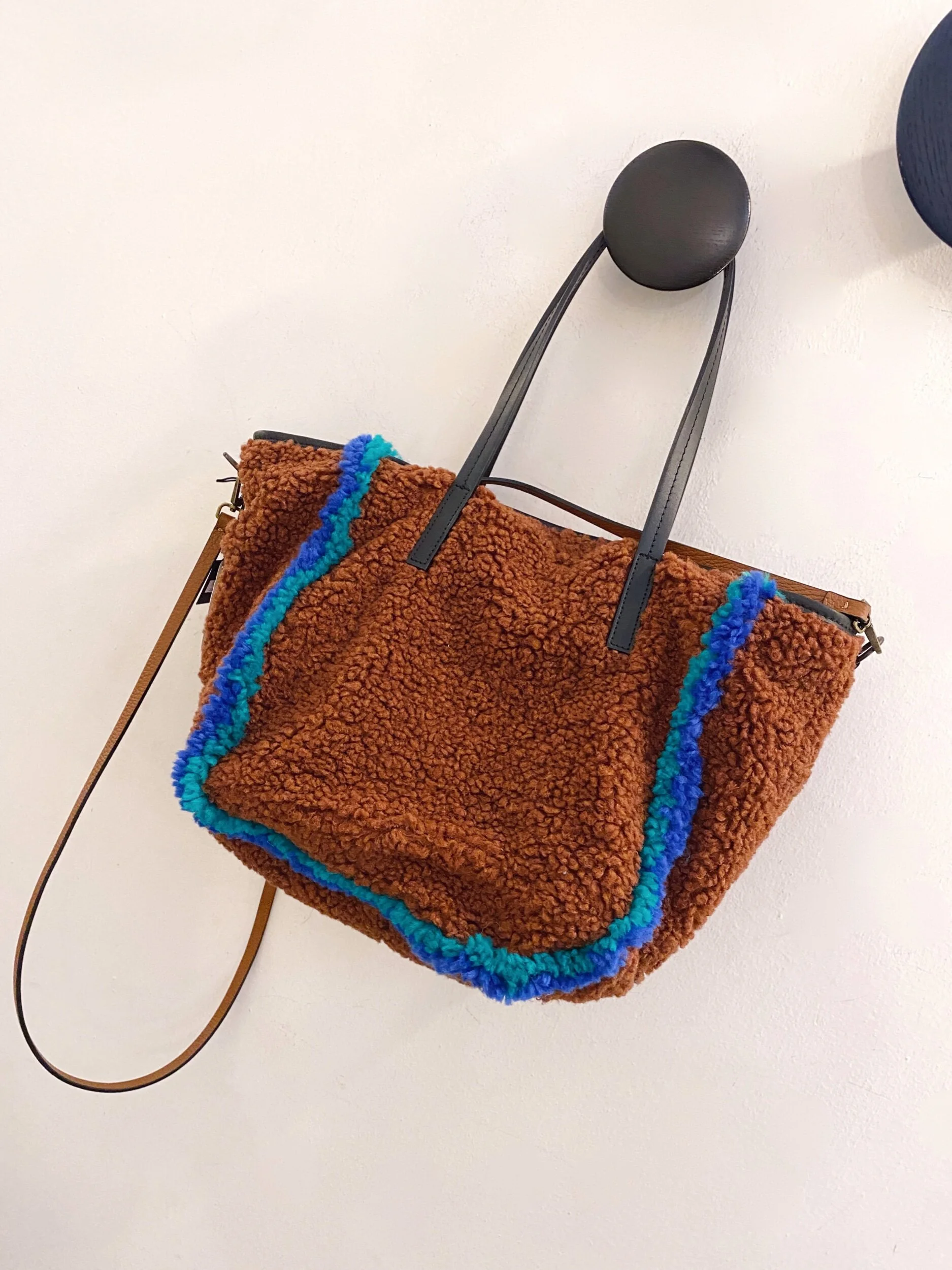 Medium wool eco fur tote bag - brown/blue