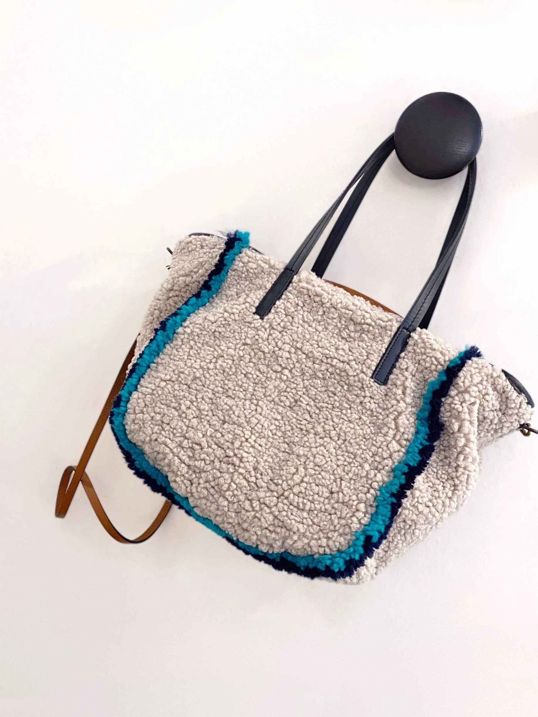 Medium wool eco fur tote bag - light grey/green