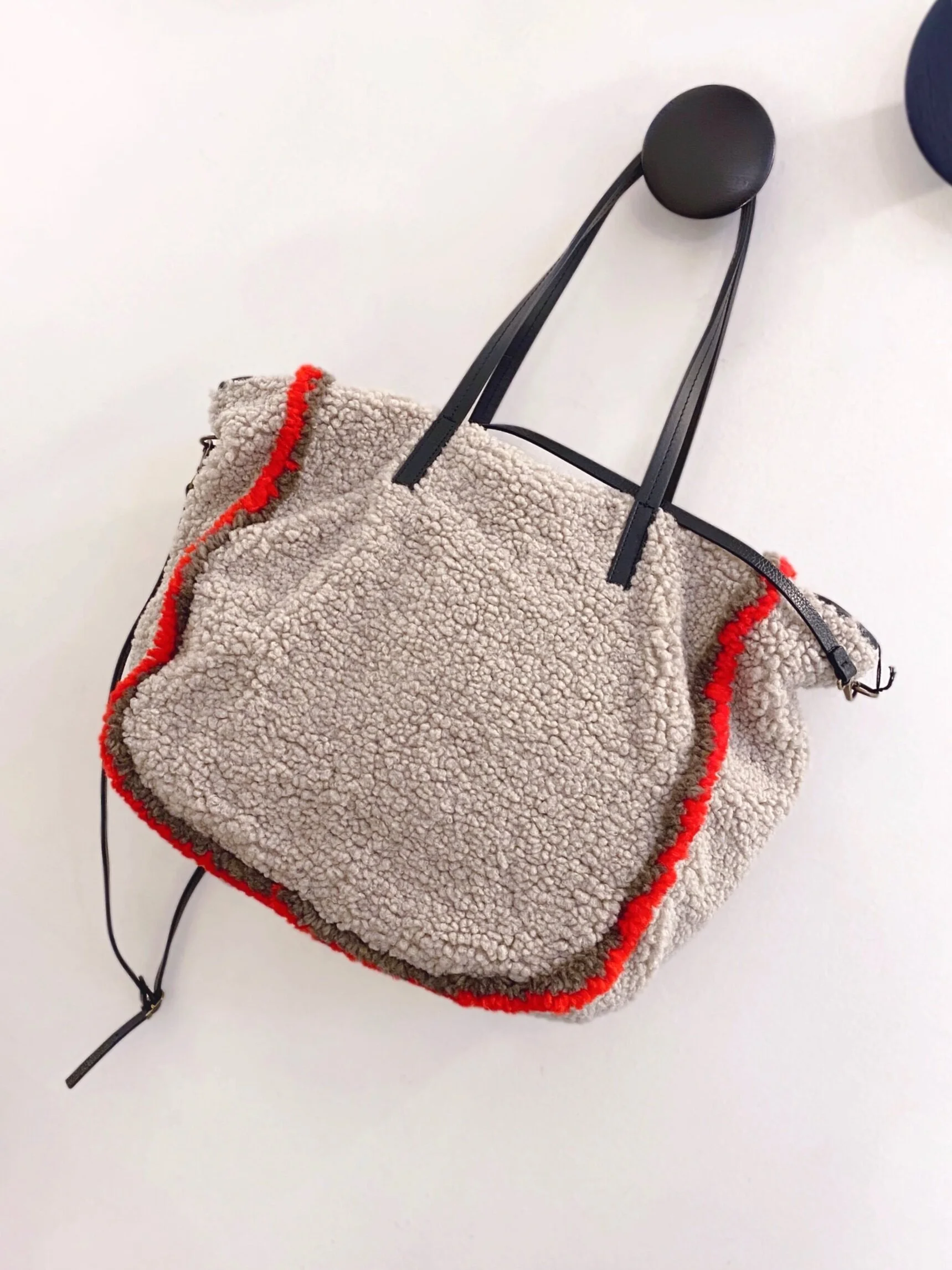 Large wool eco fur tote bag - light grey/red