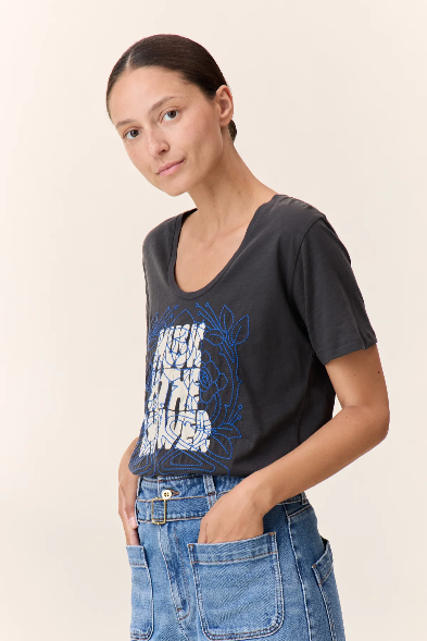 Leon & Harper - Tizia -Carbone - T-Shirt- side.PNG