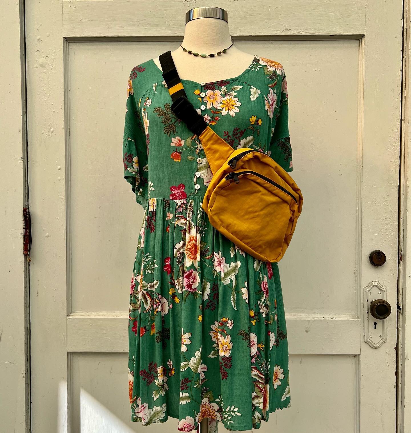 Happy Monday!🌸🌻

Umgee Dress|M|$22.95
Morgen Barrett Necklace|$48.95
Baggu Fanny Pack|$52.95