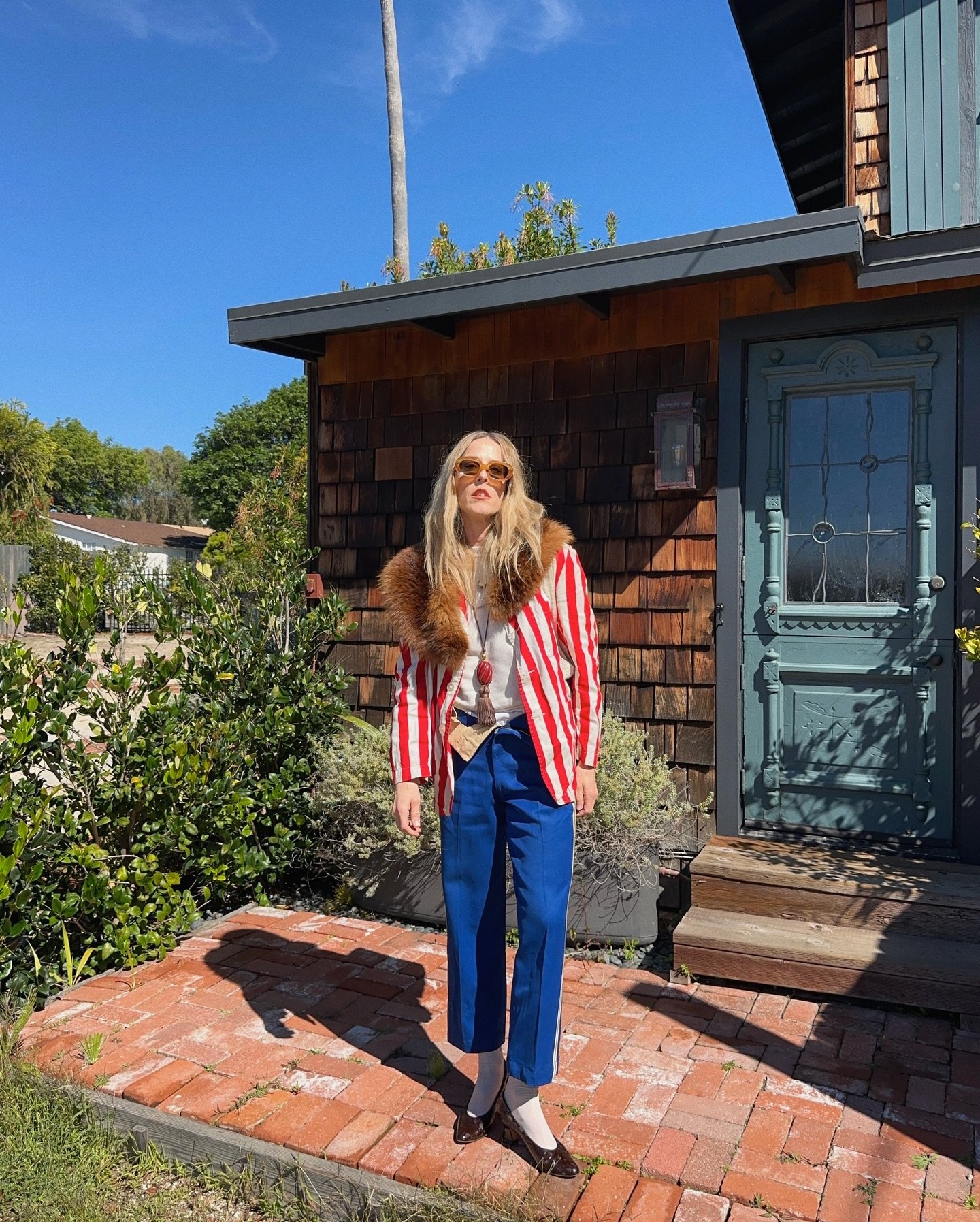 a sunny California vintage fair&hellip; yes please! ☀️

1. primary colors and stripes felt just right on a sunny winter day&hellip; thanks to @goldenthreadsvintage for the jacket of my circus-loving self.

2. can&rsquo;t stop, won&rsquo;t stop with f