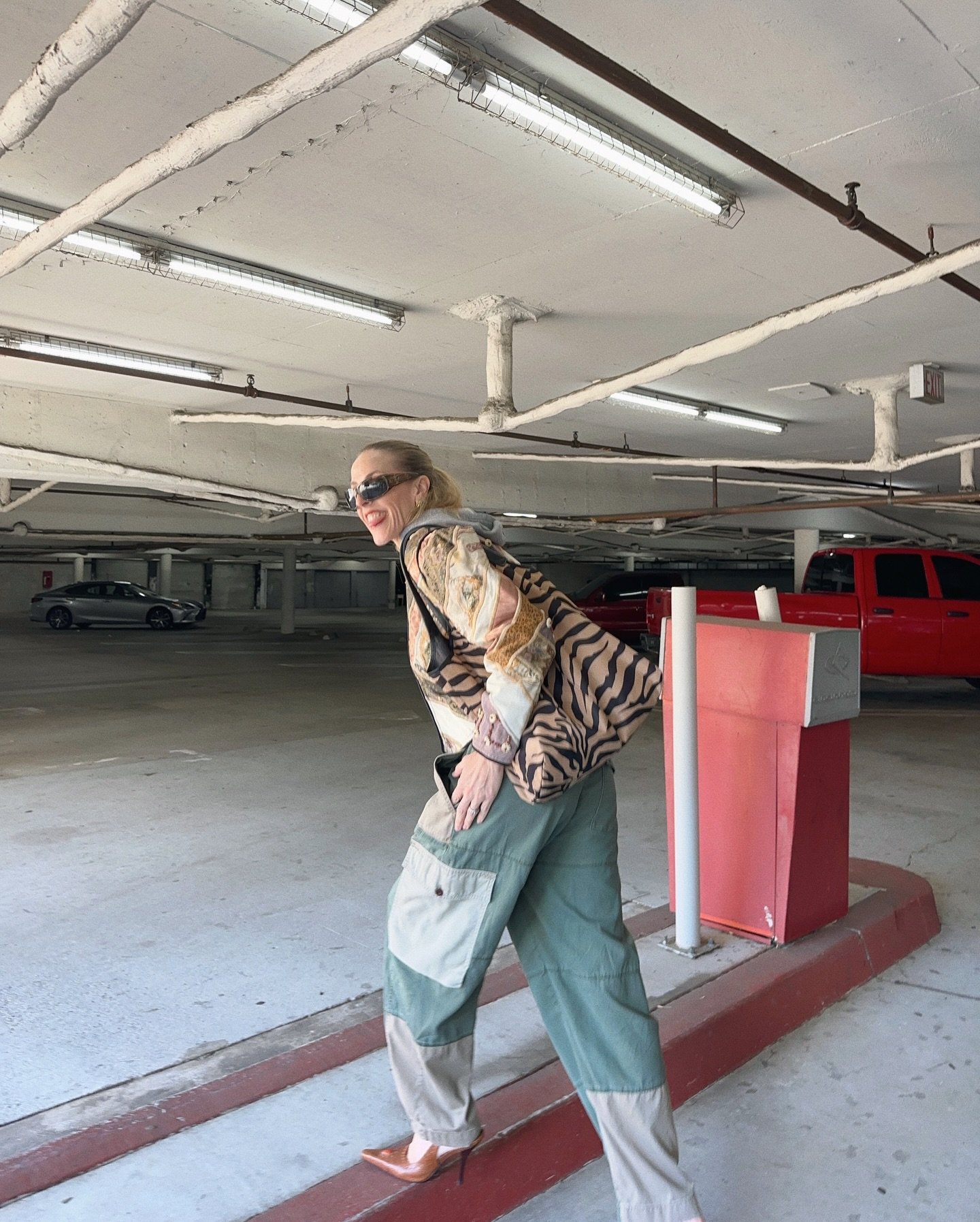 DRESSING UP cargos, and spending the day finding the finds...
1.Patchwork cargos with a hoodie and cropped Judith Roberts.
2. The sum of my color palette dreams.
3. Pointy toe pumps coming out to play.
4.Stopping in at Crossroads to search for treasu