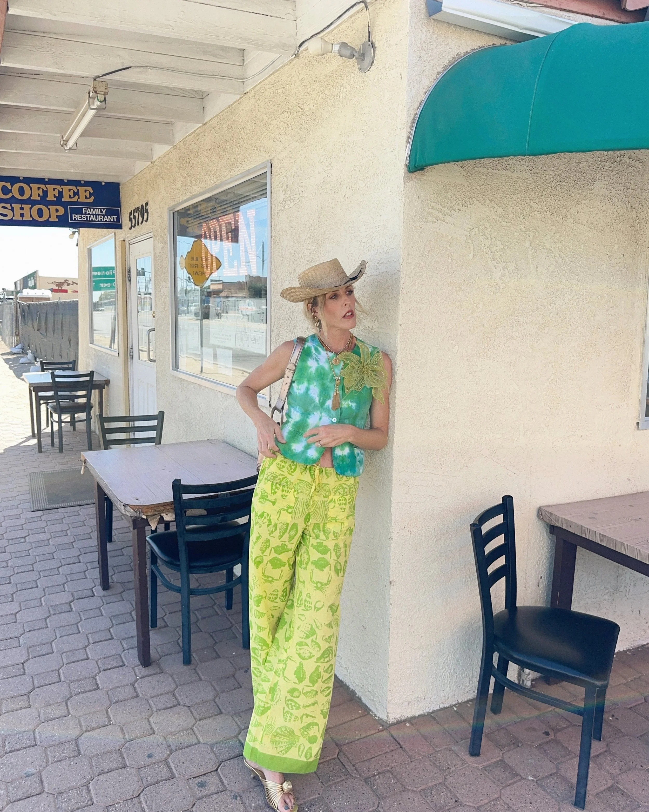 Kicking off June with a SUMMER ROAD TRIP series...the plan is simple: hit the road, let the destination be the inspiration, and hunt for the best vintage and thrift stores along the way.

First stop: Joshua Tree... dressing up a DESERT DAYDREAM. 

FU