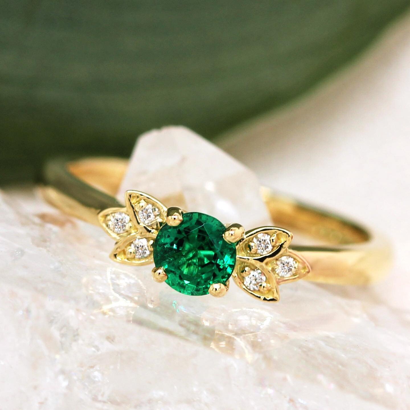 The distinctive, nature inspired look of marganita is a great choice for someone looking for a one of a kind design. 
.
.
.
#engagementring #emerald #emeraldengagementring #yellowgoldengagementring #bespoke #ringoftheday #diamondring #diamondengageme