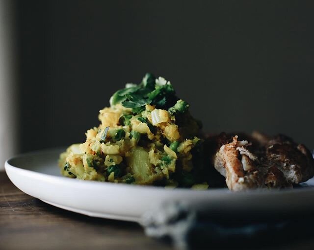 I made these samosa mashed potatoes with spice rubbed chicken for a mother last night since she was was far enough out postpartum for meat! Hooray! It always feels like a rewarding milestone. ⁣
⁣
I encourage my mothers to avoid meat for the first thr