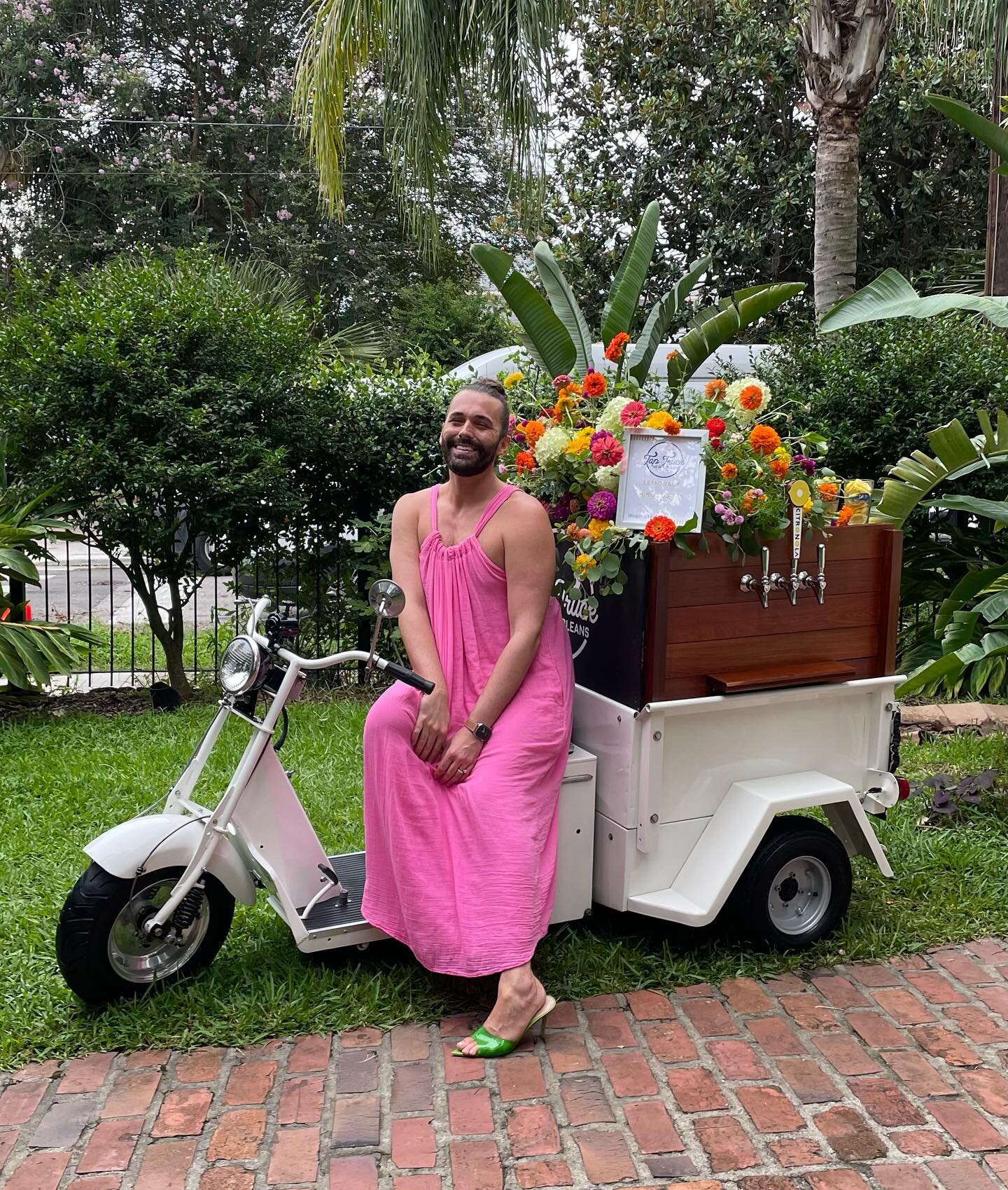 Happy Saturday! 

Seeing @jvn sitting next to my flowers makes me really happy! Let&rsquo;s hope we spy my flower cart when we watch!!