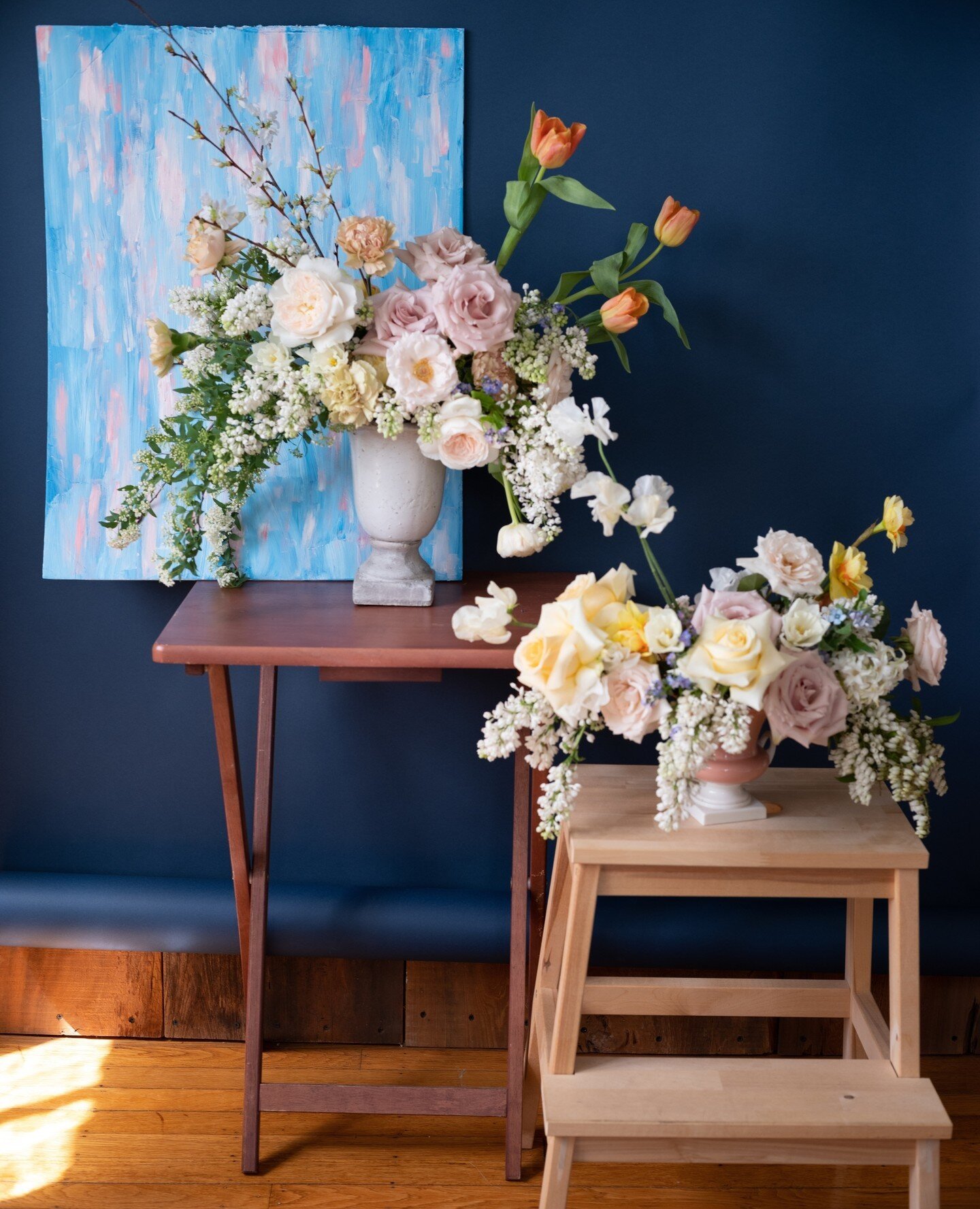 Hey, floral arrangements can be art too. 🖼️ Love the way these arrangements work as beautiful home decor and help bring out the beautiful rose hues in the painting. ⁠
⁠
#floralart #floralartisty #homedecor