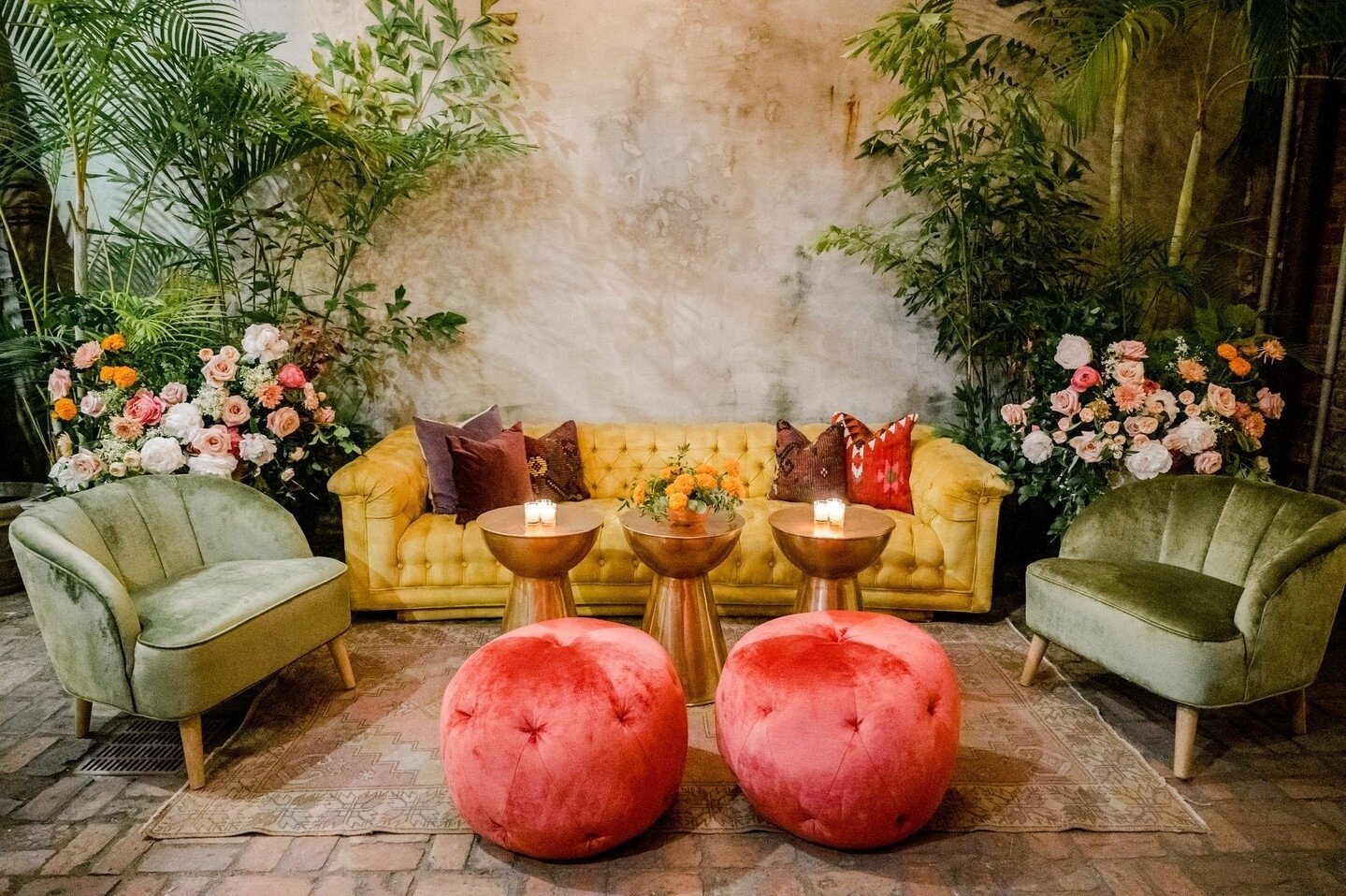 LOVE this lounge setup. This is the Doris Ione vibe in a nutshell. Vintage yet modern. Sweet but not cutesie. Polished but comfortable. And of course...COLORFUL!🧡 ⁠
⁠
Flowers: #dorisione⁠
Planner: @mintjulepproductions⁠
Photographer: @catherineguidr