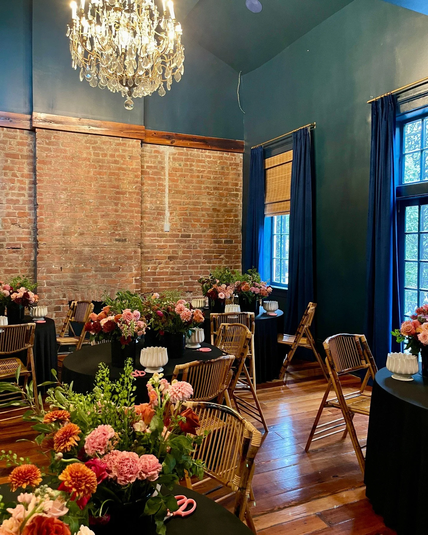 Sooo about last night... 💐✨️ The first of my fall workshops at @gdhnola is officially in the books and my heart is full! I had so much fun arranging blooms with the sweetest ladies and the final results were truly stunning. I always say flowers are 