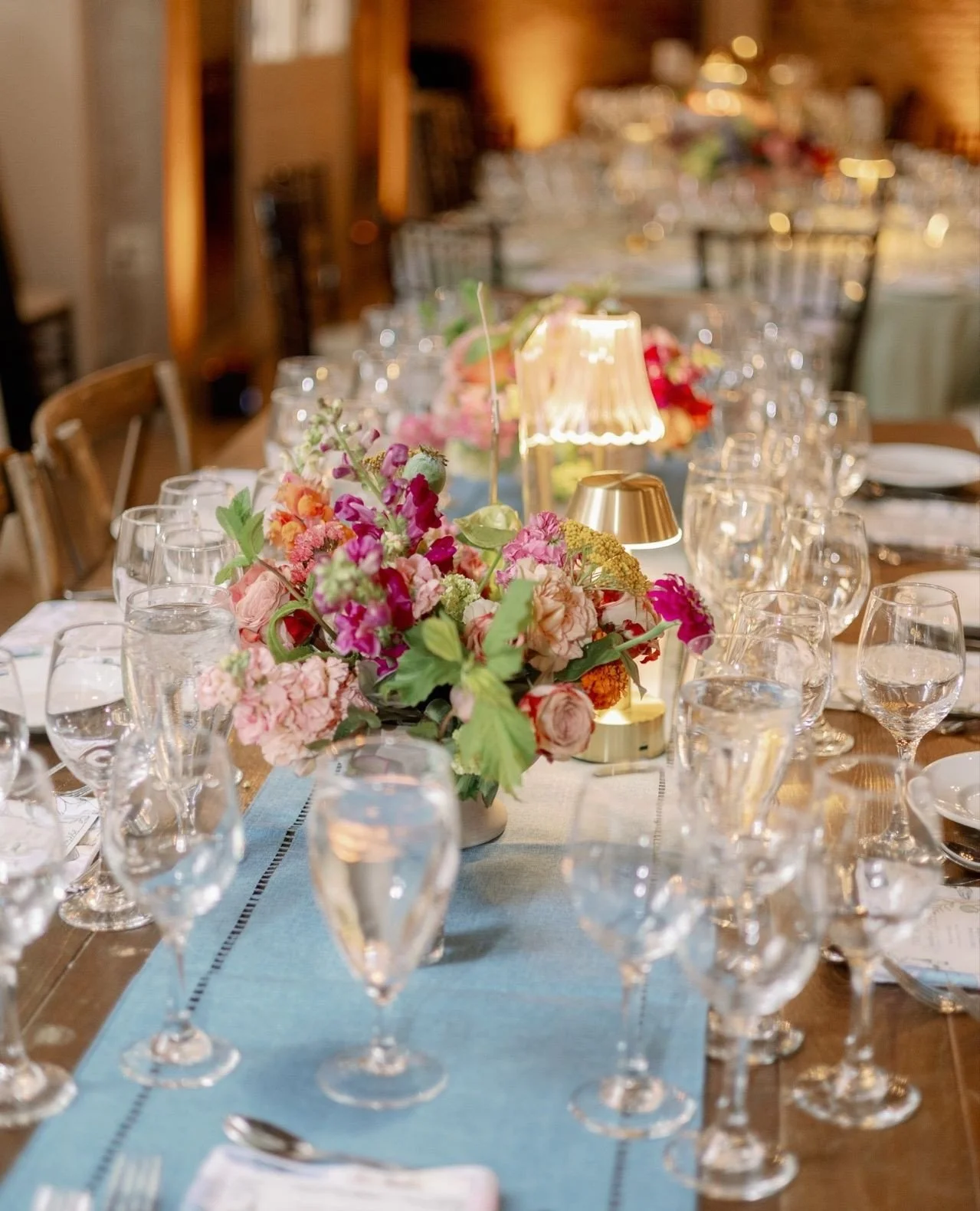 ⁠So much fun filling this wine dinner with cheerful little arrangements⁠! There&rsquo;s something so special about walking into a room where the flowers are already smiling at you 🍷✨⁠
⁠
⁠Photographer: @theresaelizabethphoto⁠
Venue: @thegallerynola ⁠