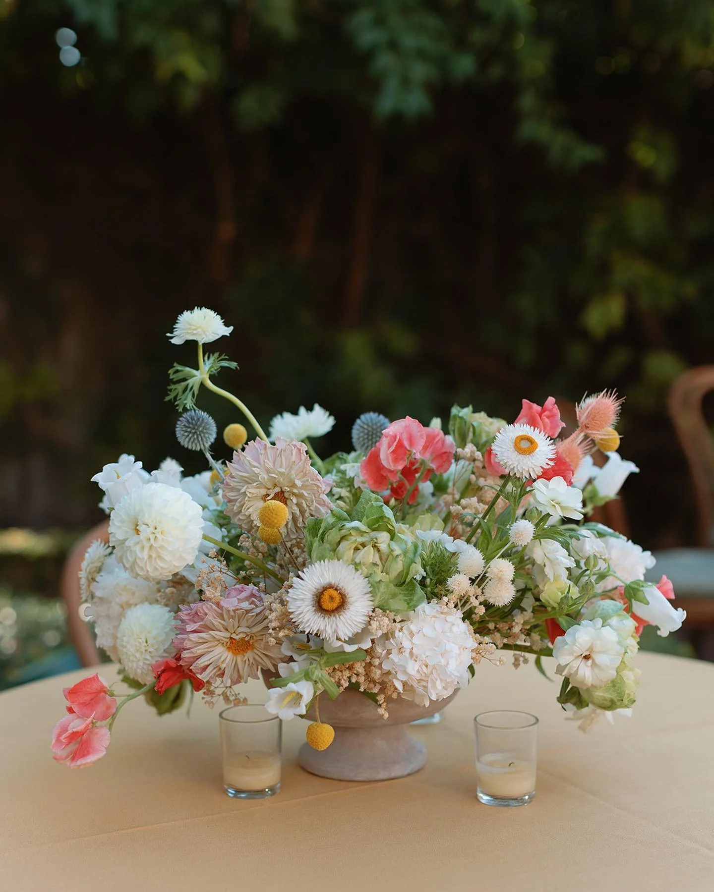 These centerpieces turned out to be so precious! I just love the pops of pink with the fluffy white petals 😍. Which bloom is your favorite?⁠
⁠
Planning and Design @mintjulepproductions⁠
Photography @abigaillewisphoto⁠
Venue: @raceandreligious⁠
Flori