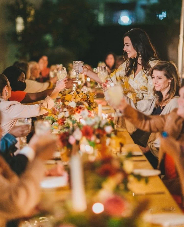 Looking to upgrade your holiday tables? A floral arrangement workshop with your loved ones is the perfect activity! Get the whole family together and create gorgeous centerpieces for your holiday celebrations 🥰⁠. These workshops are built for all ag