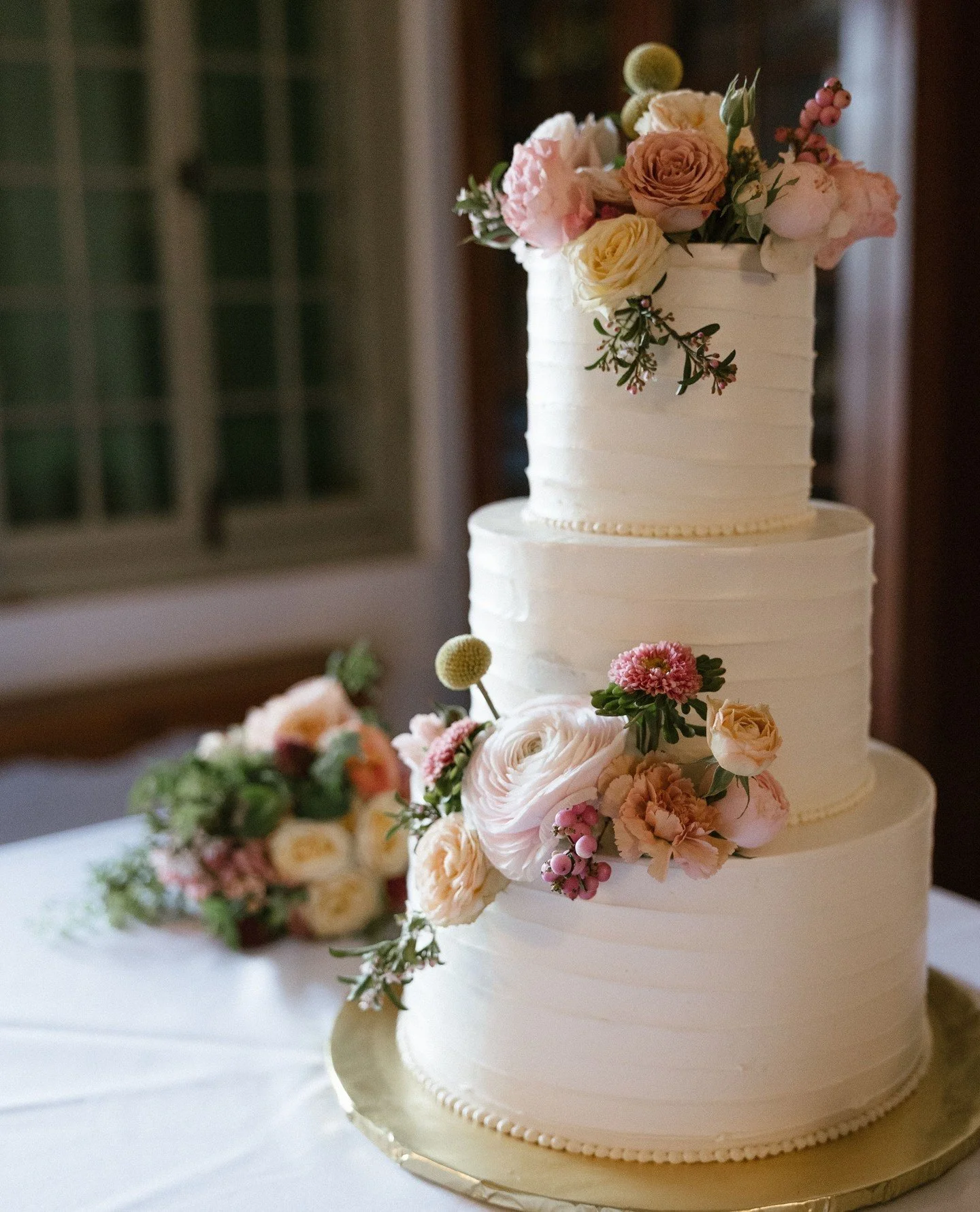 There&rsquo;s just something about cake flowers 💐🍰⁠. It's the little things!⁠
⁠
Photographer: @septembercompany⁠
⁠
#brightblooms #neworleans #nola #neworleansflorist #nolaflorist  #neworleansevents #nolaevents #florist #floristofinstagram #flowers 