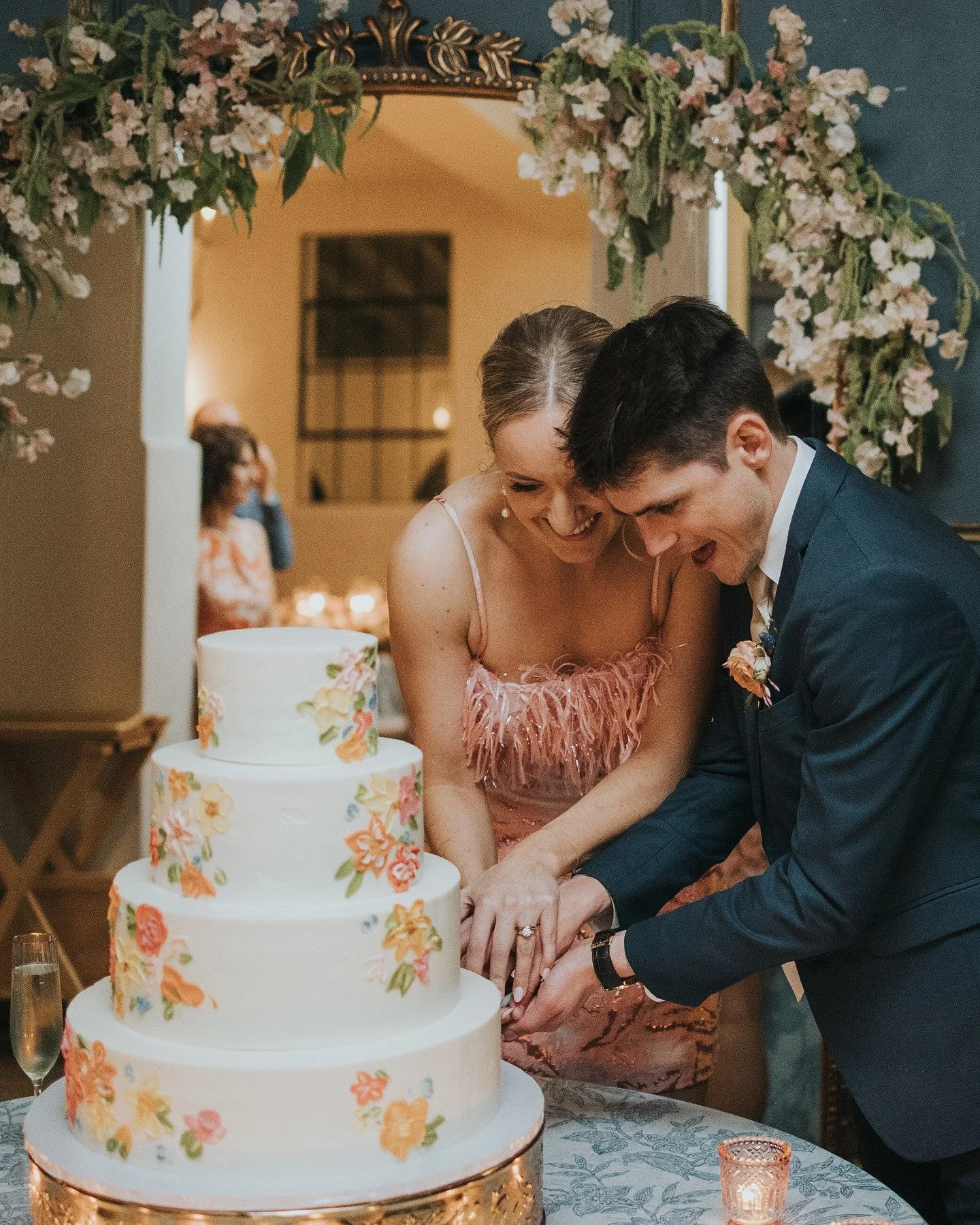 The prettiest palette for a stunning day with a cake as sweet as it looks! 🍰💌⁠
⁠
Planner | @brooke.casey.weddings⁠
Venue | @ilmercatonola⁠
Bakery | @laloubakery⁠
Lighting | @luminousevents⁠
Photography | @loveisradco⁠
Furniture | @distressedrentals
