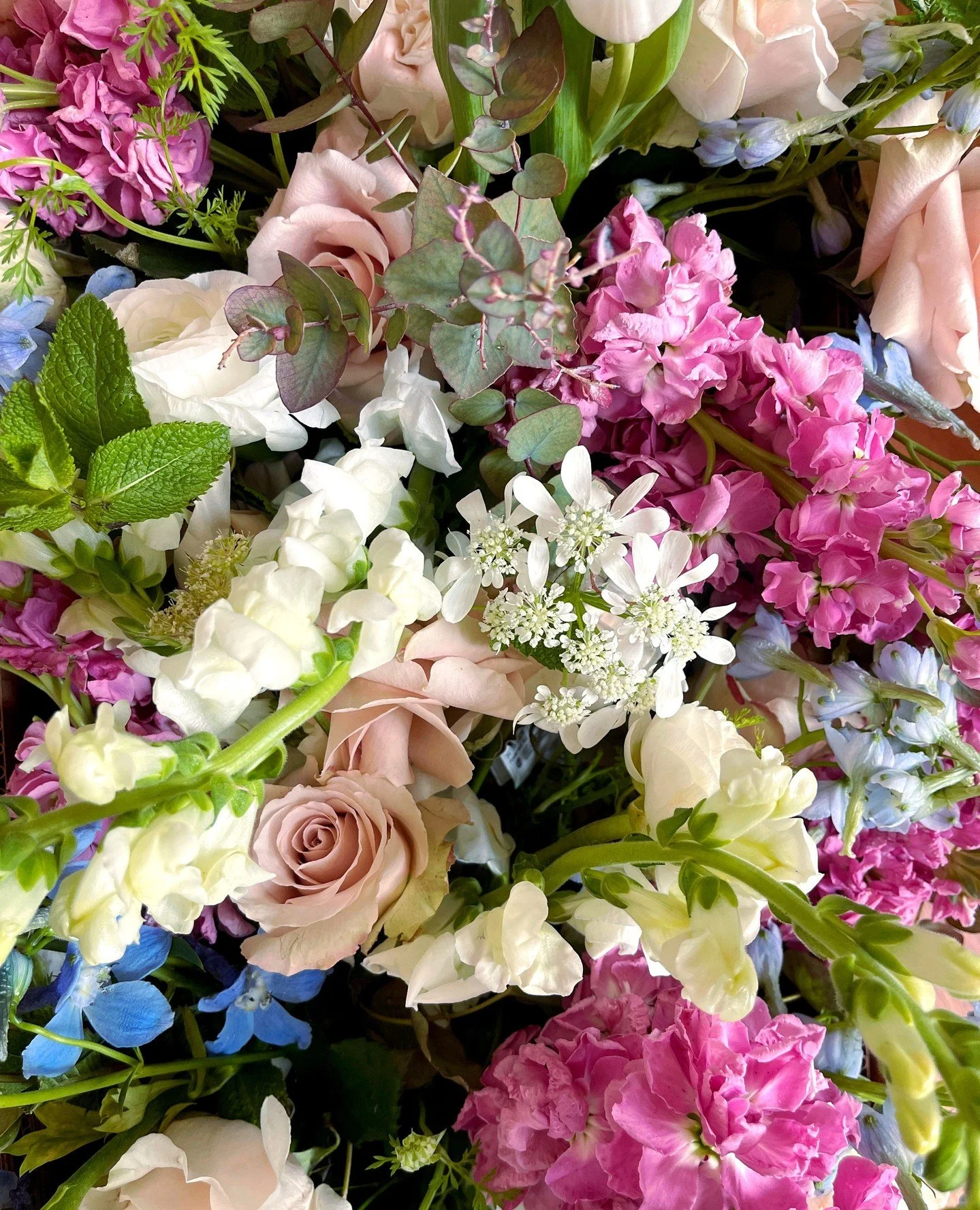 This one feels like a breath of fresh air 💐 Soft petals, lush texture, and the sweetest palette of blush, cream, lilac, and mint. A little springtime magic is good for the soul, no matter the season!⁠
⁠
Venue: @boardoftradeno⁠la⁠
⁠
bright blooms, ne