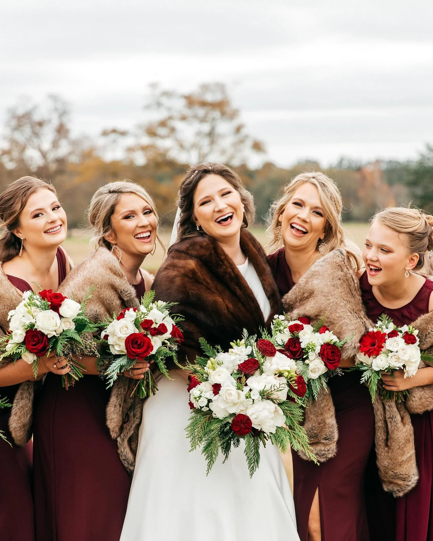 Mulled wine, mistletoe, and memories to last a lifetime! 🎄 We&rsquo;re officially in our holiday arrangement era 😍⁠
⁠
⁠Repost @jolie_rentals⁠
Venue @thewhitemagnolia ⁠
Rentals + Design @jolie_rentals #wedeliverpretty ⁠
Florals @doris_ione ⁠
Photogr