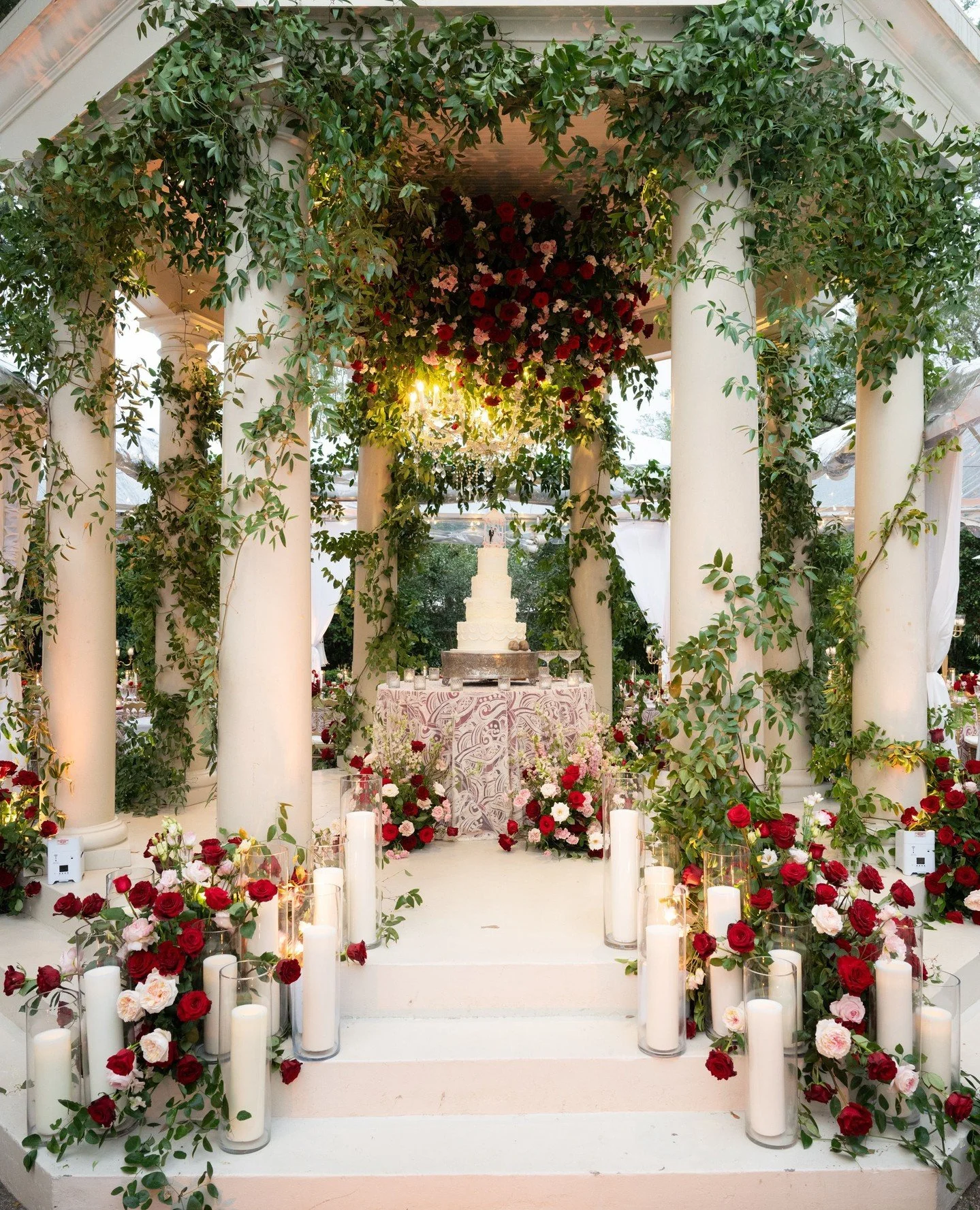 Red, blush, and gold makes for the most luxurious holiday palette 🌹🕯️ The North Pole wishes it could be this lush. Deck the halls, the gazebo, and the tablescapes, I say! ⁠
⁠
Wishing you all a very Merry Christmas! 😍🎄⁠
⁠
Blue Gardenia Events | Pl