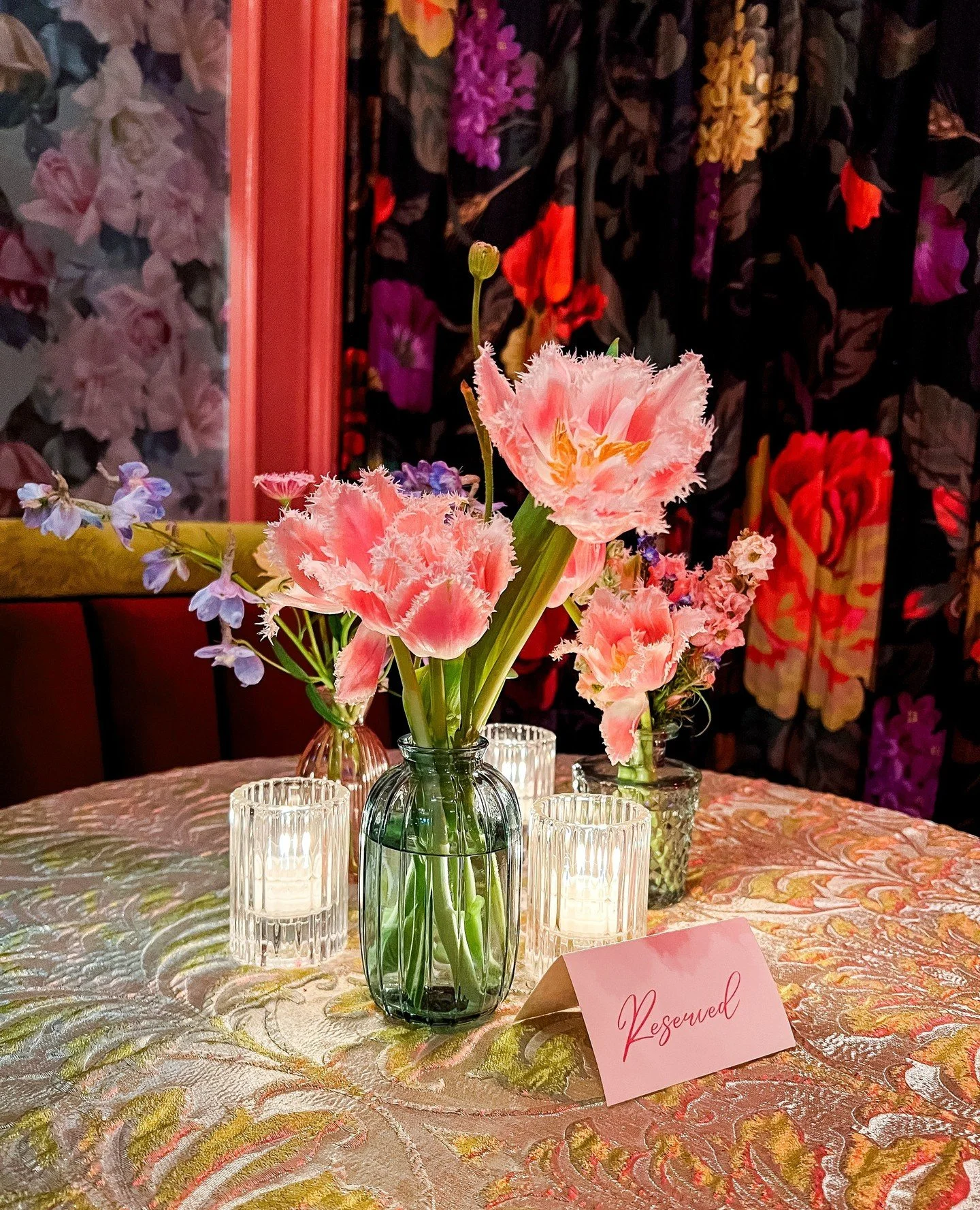 A little candlelight and a whole lotta cuteness 💕 Still not over this tablescape! I'd like to have a few cocktails here, please and thanks 🤩⁠
⁠
Planner &amp; Designer: @bluegardeniaevents⁠
BGE event producer: @smcnola⁠
BGE bridal concierge: @_helli