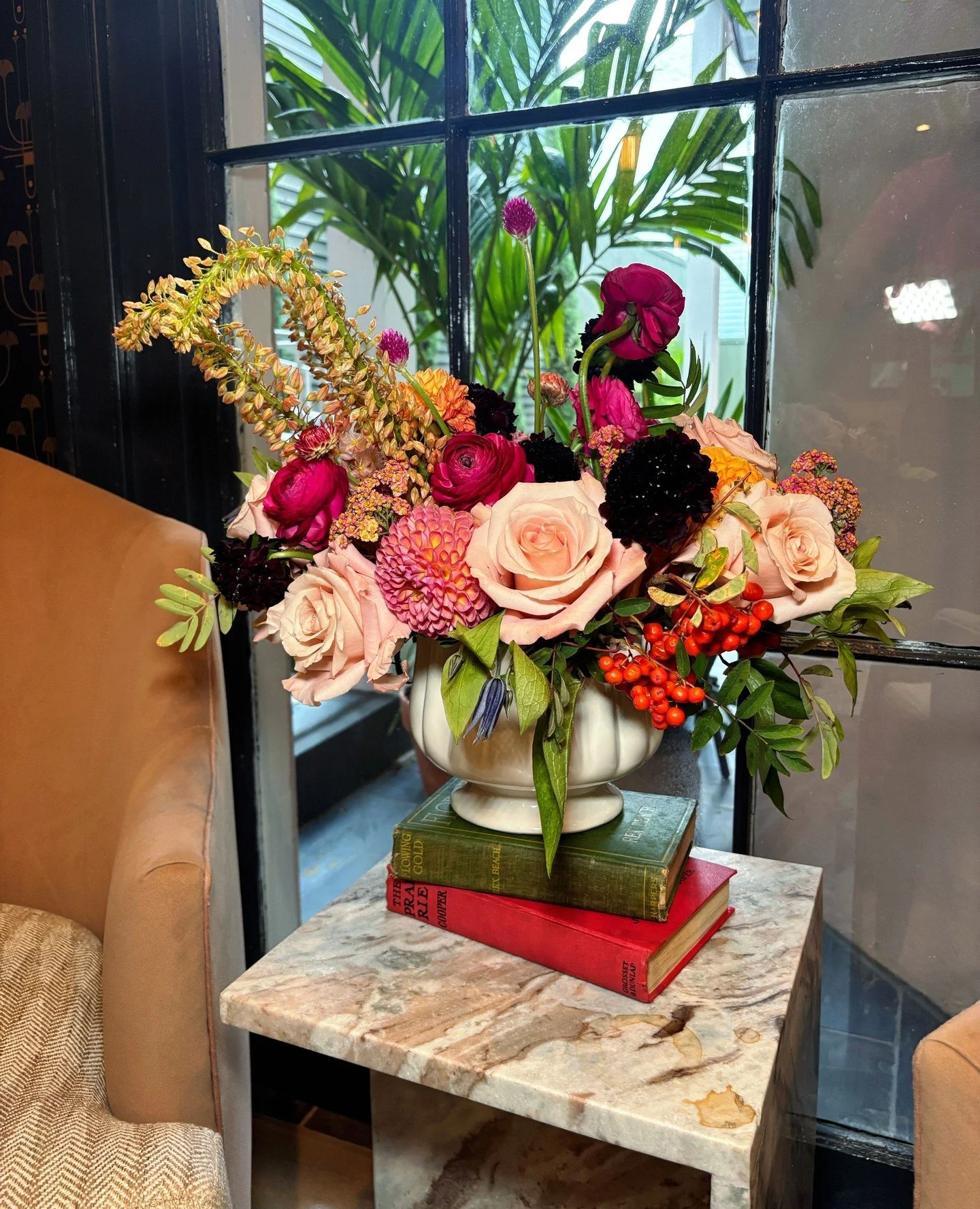 What arrangements can do 😍💐 If you're ever in doubt of how to spruce up your space, you can always rely on some beautiful blooms. ⁠
⁠
#neworleansflorist #floralarrangement #floraldesign