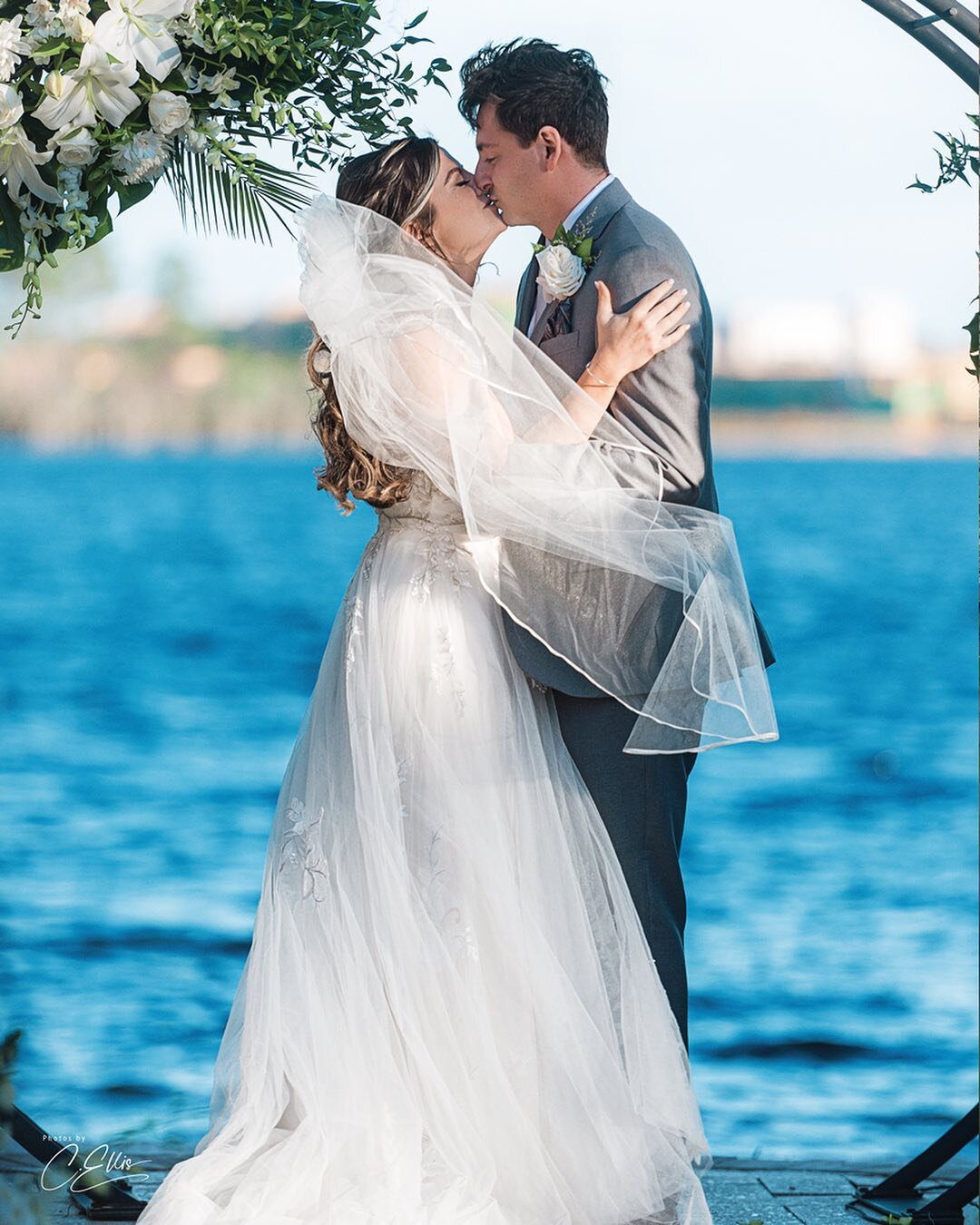 #weddings #weddingphotography #weddingbythewater #orlandoweddingphotographer #tampaweddingphotographer