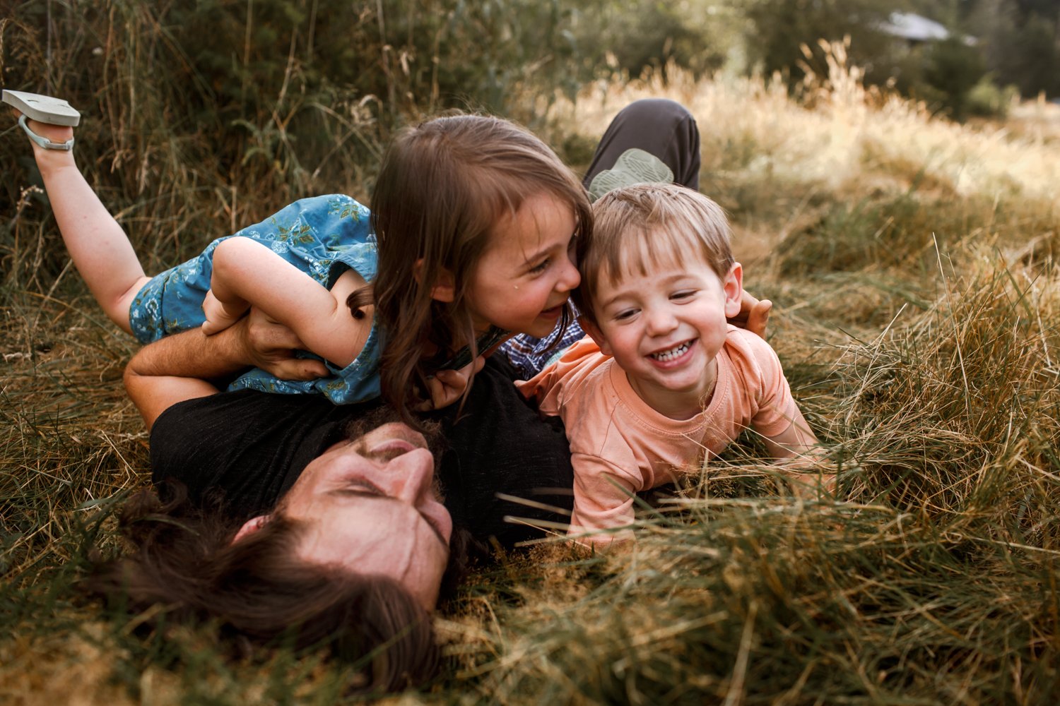 golden-hour-candid-family-photos.jpg