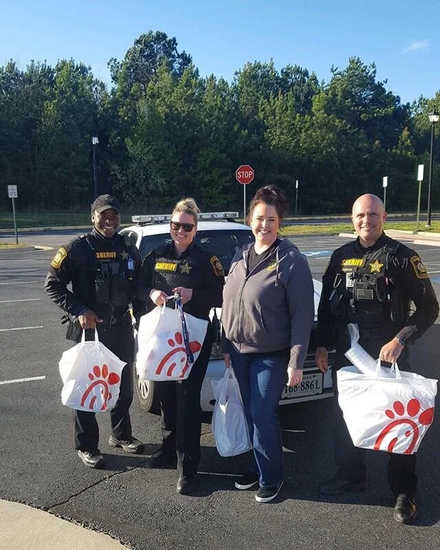 HAPPY FRIDAY😆We were able to deliver some meals yesterday because of your suggestions! Thank you all for helping us make a difference in our community &hearts;️ Please comment below who you think could use a free meal delivered to them and why‼️ (Mu