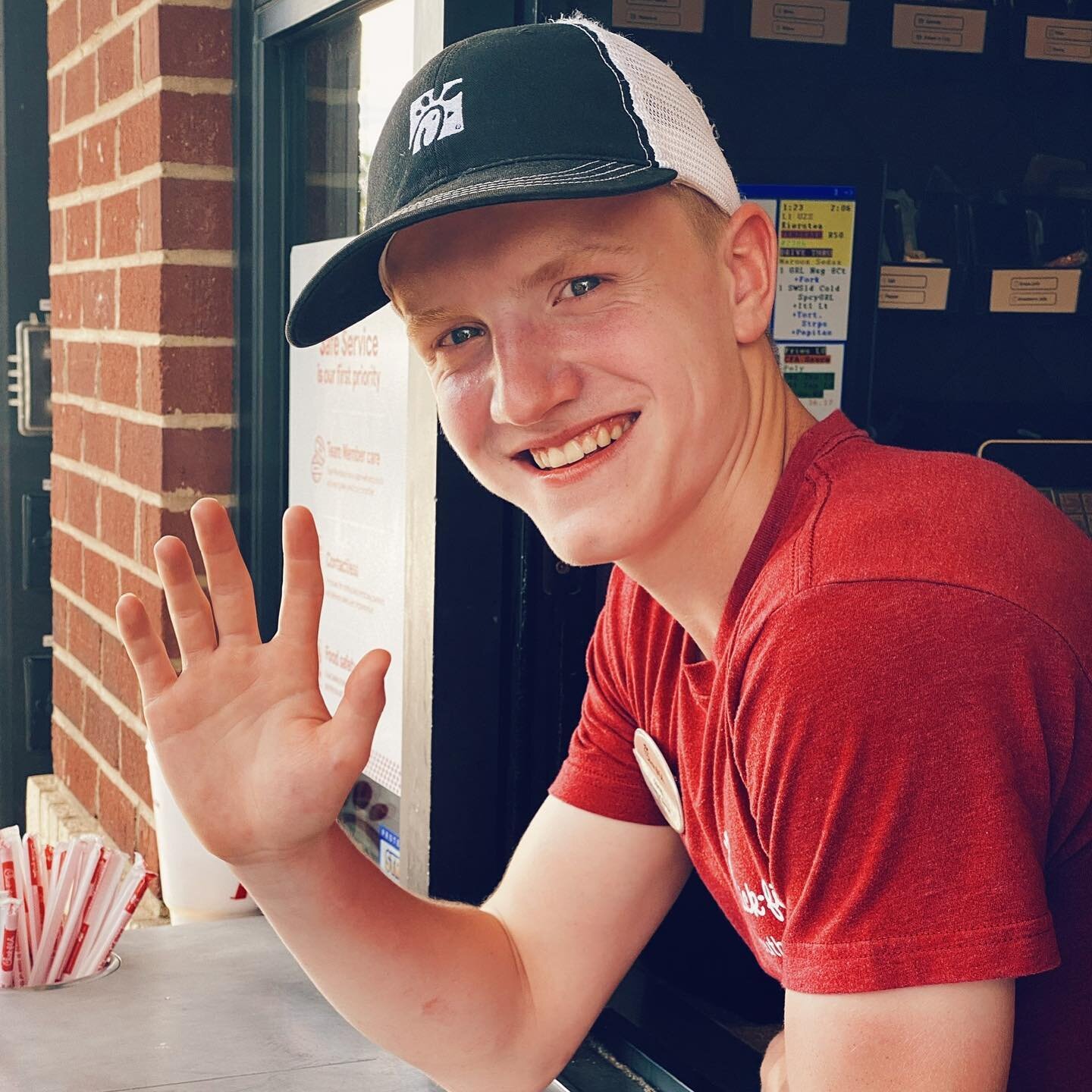 Oh, hey there👋 It would be a shame if someone&hellip;passed you some fresh nuggets and waffle fries to take home for the whole fam to enjoy 😉&hearts;️

#family #familydinner #familydinnerideas #familytime #share #sharethelove #chickfila #cfa