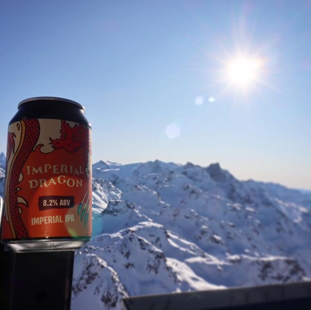 New Year&rsquo;s Day beer at 3330m! Happy new year from the Little Barn! Thanks to @libbydickman for the awesome photo! #Verbier #beers #montfort #newyear