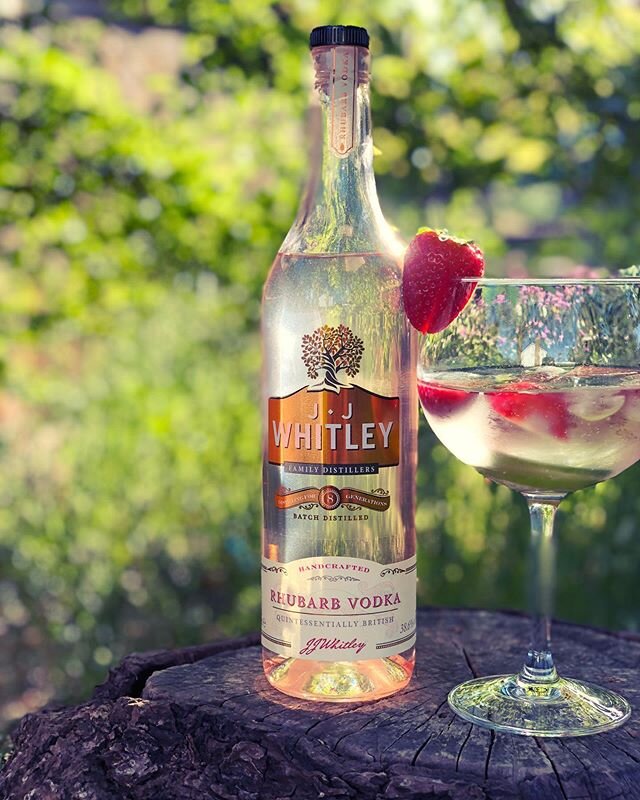 Cheers to the beautiful weather!
This is a Little Barn favourite, the flavour is so delicious &amp; delicate we just add soda, strawberries &amp; lime 🥰
#cheerstotheweekend #rhubarbvodka #vodka #mobilebar #backsoon #horseboxbar #cumbrianweddings #la