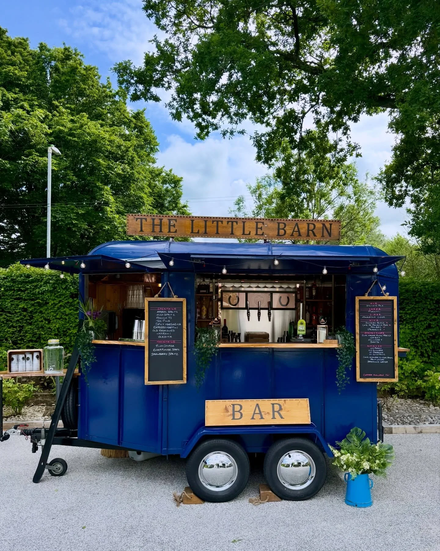 Our horse box bar 💙

#mobilebar #mobilecocktailbar #summerparty #weddinginspirations #festivalvibes