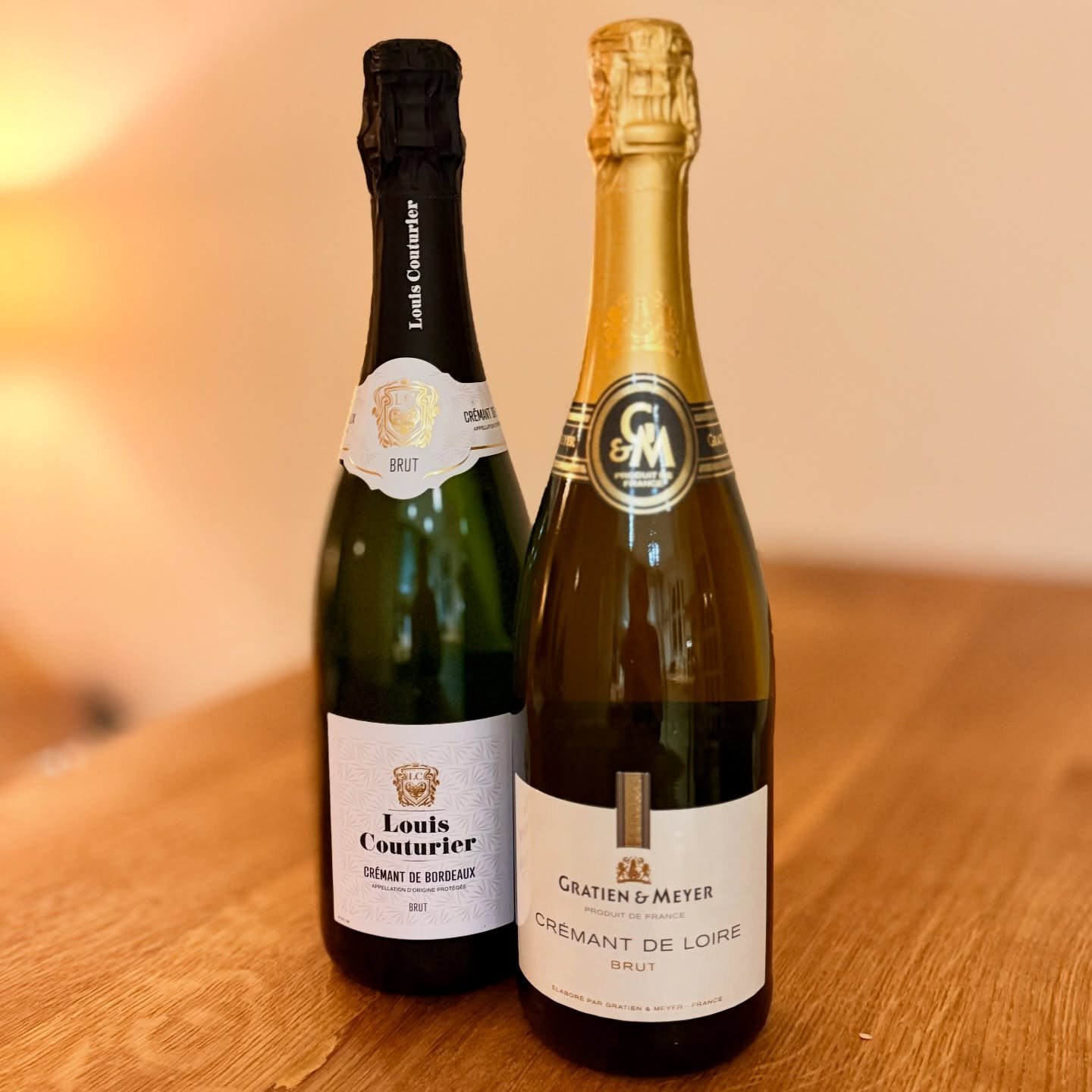 Let's talk bubbles 🥂&hellip;.. champagne, sparkling wine, prosecco, cava - whatever your preference &amp; budget, we've got you covered for the perfect glass of fizz 🍾! 
Our current obsession: Cr&eacute;mant! Experience the taste of champagne at a 