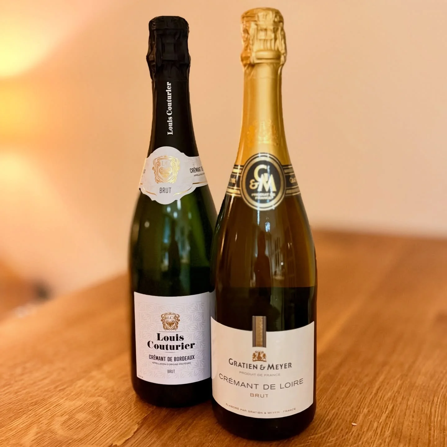 Let's talk bubbles 🥂&hellip;.. champagne, sparkling wine, prosecco, cava - whatever your preference &amp; budget, we've got you covered for the perfect glass of fizz 🍾! 
Our current obsession: Cr&eacute;mant! Experience the taste of champagne at a 