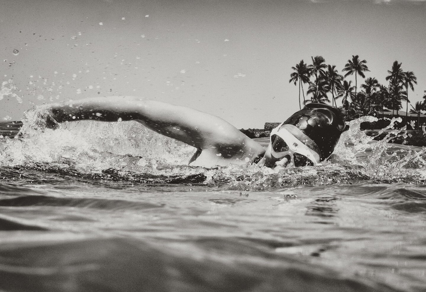 Grace + power @beyondtheblackline_ 

📷 Jeff Hornbaker @jeffthirdeye 

🥽 The Mystic in white

#swimmer #swimming #openocean #openoceanswimming #swimgoggles #watersports #athlete #womanathlete #hawaii #womeninsport #power #determination #focus #eyepr