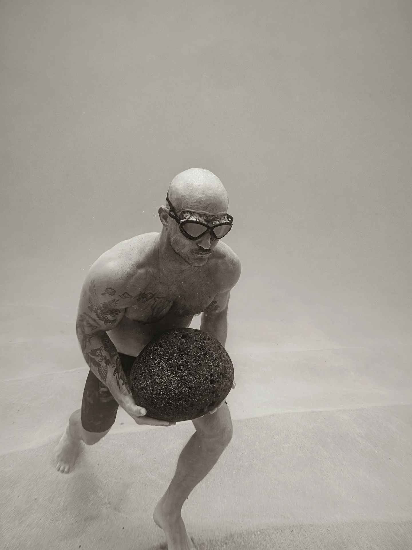 Breath hold + running rock underwater = a serious workout @tyrus_griffin makes look easy!

#breathhold #underwater #workout #thirdeyegoggles #swimgoggles
