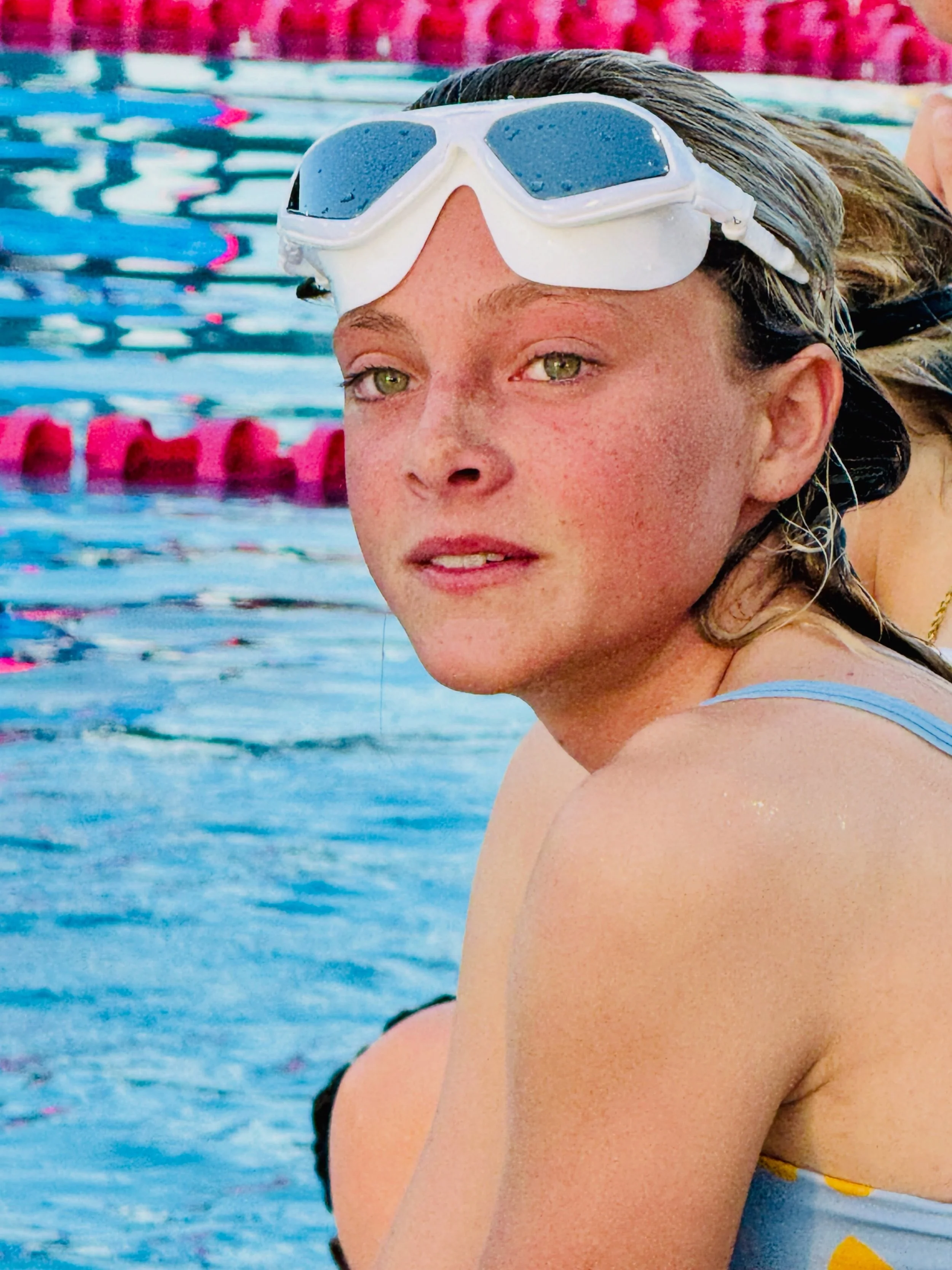 She loves to surf, skate, train with @deepend_orangecounty and play the @underwater_torpedo_league with her friends and family. @peetakenworthy, you rock!

🥽 The Mystic in white
📷 Virginie Miramon @planetvie 

#swimmer #swimgoggles #youngathlete #w