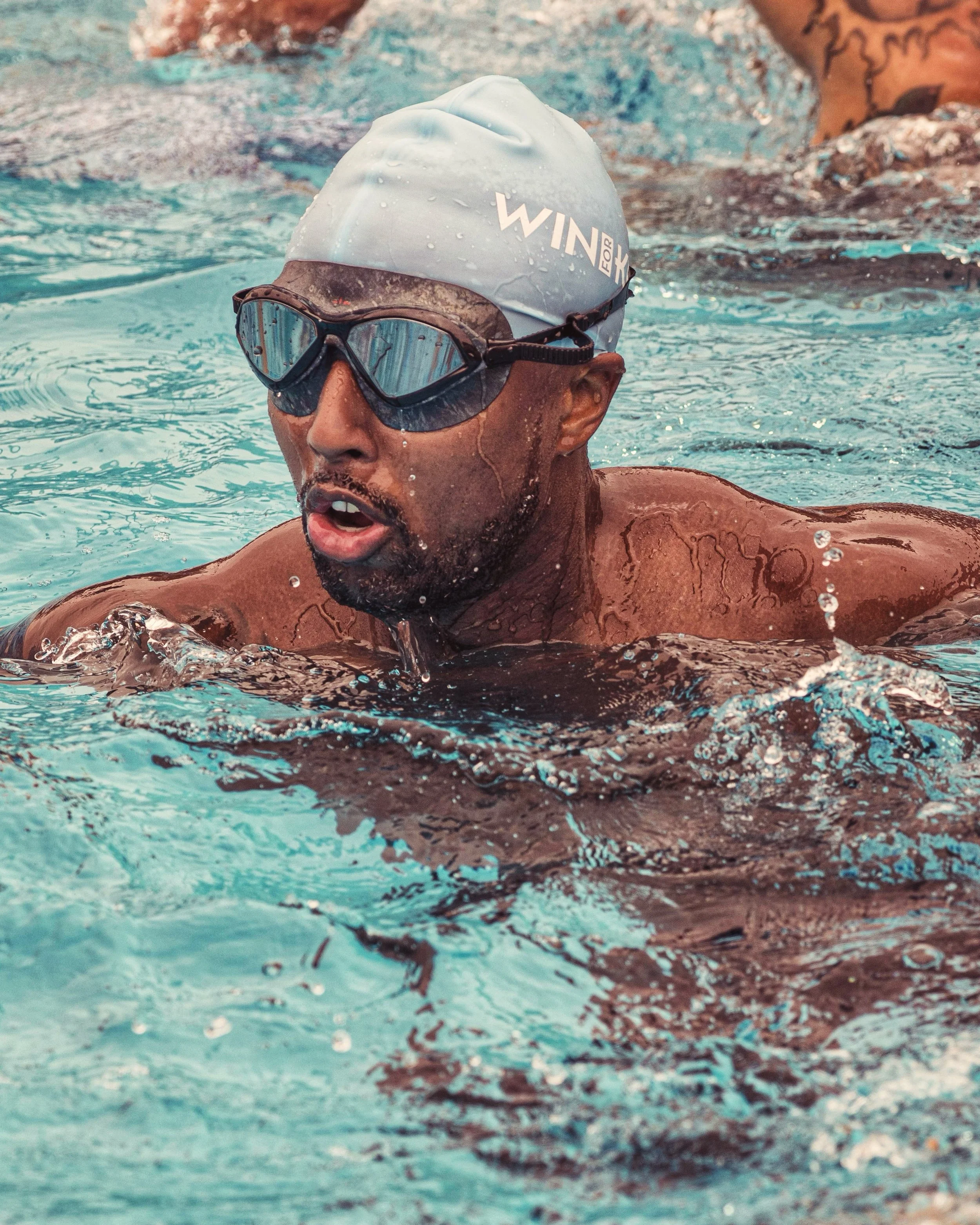 @deependfitnesslex instructor Josh Oliver @just_jayo focused on the game.

🥽 Third Eye Mystic goggles in grey camo
📷 Virginie Miramon @planetvie 

#deependfitness #underwatertorpedoleague #fitness #aquaticsports #swimgoggles