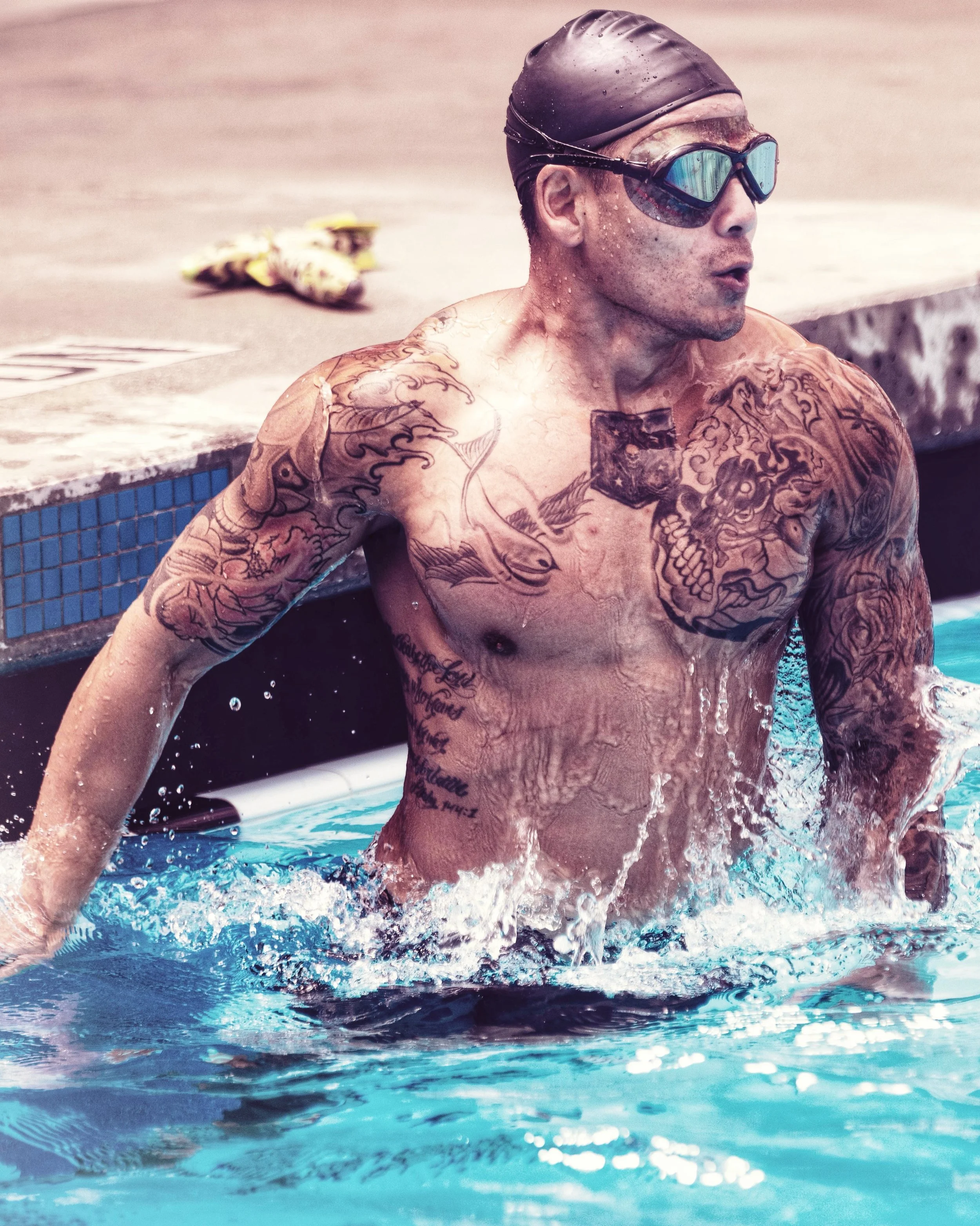 @underwater_torpedo_league moments with the one and only @don.lives

Swim goggles - the MYSTIC X DEEP END FITNESS special edition

📷 Virginie Miramon @planetvie 

#athlete #swimming #swimgoggles #aquaticsports #fitness