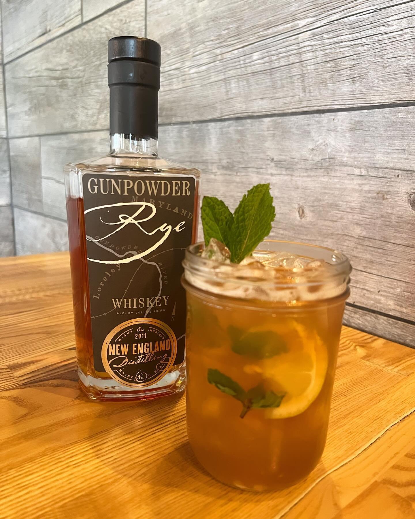 Drink L O C A L 📍 with our Gunpowder Smash cocktail 🥃
@nedistilling Gunpowder rye whiskey, peach liqueur, lemon, fresh mint, shaken with black iced tea